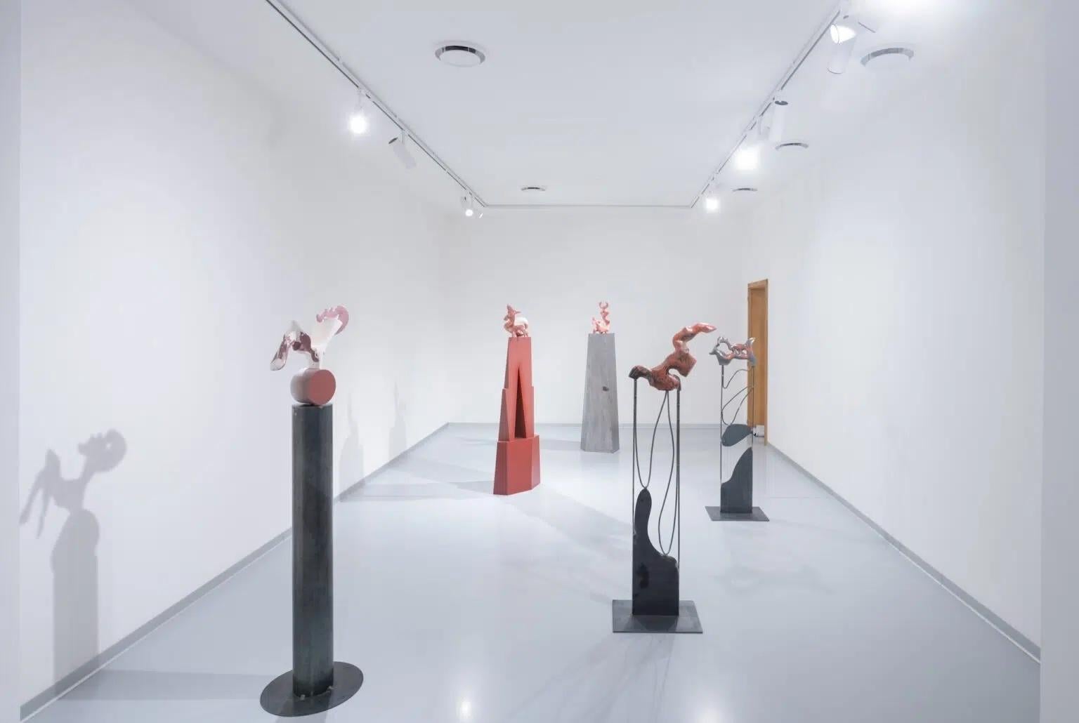 Skelet II von Pavlína Kvita - Zeitgenössische Skulptur, großformatig, rot im Angebot 11