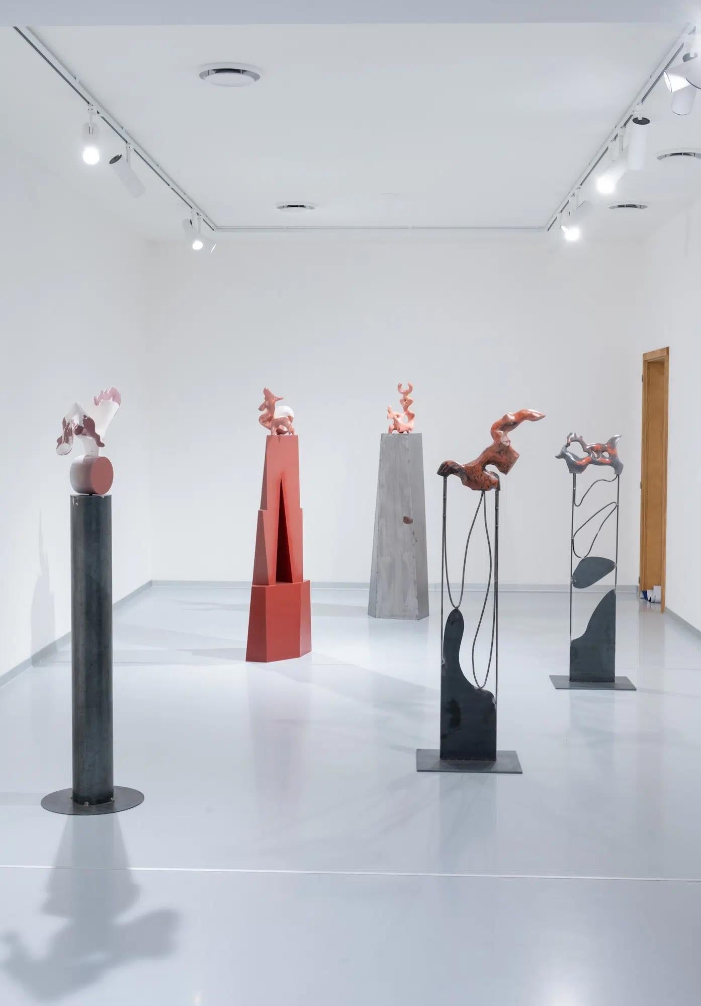 Skelet II von Pavlína Kvita - Zeitgenössische Skulptur, großformatig, rot im Angebot 12