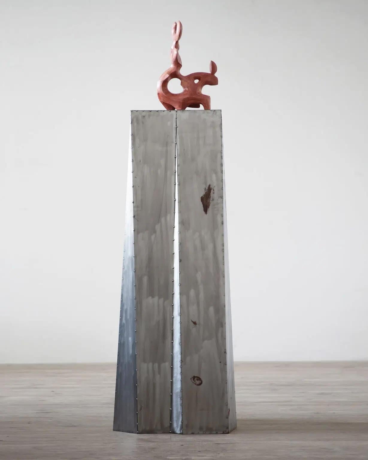 Skelet II von Pavlína Kvita - Zeitgenössische Skulptur, großformatig, rot im Angebot 1