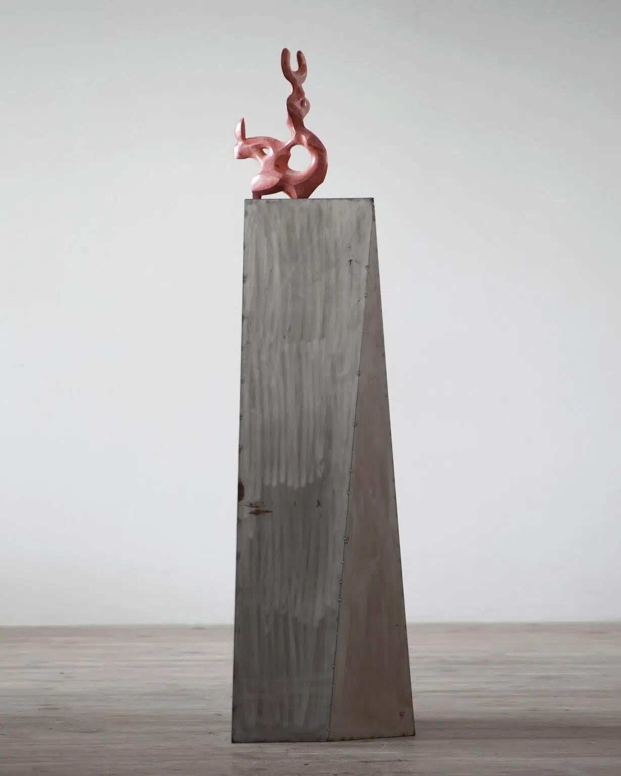 Skelet II von Pavlína Kvita - Zeitgenössische Skulptur, großformatig, rot im Angebot 3