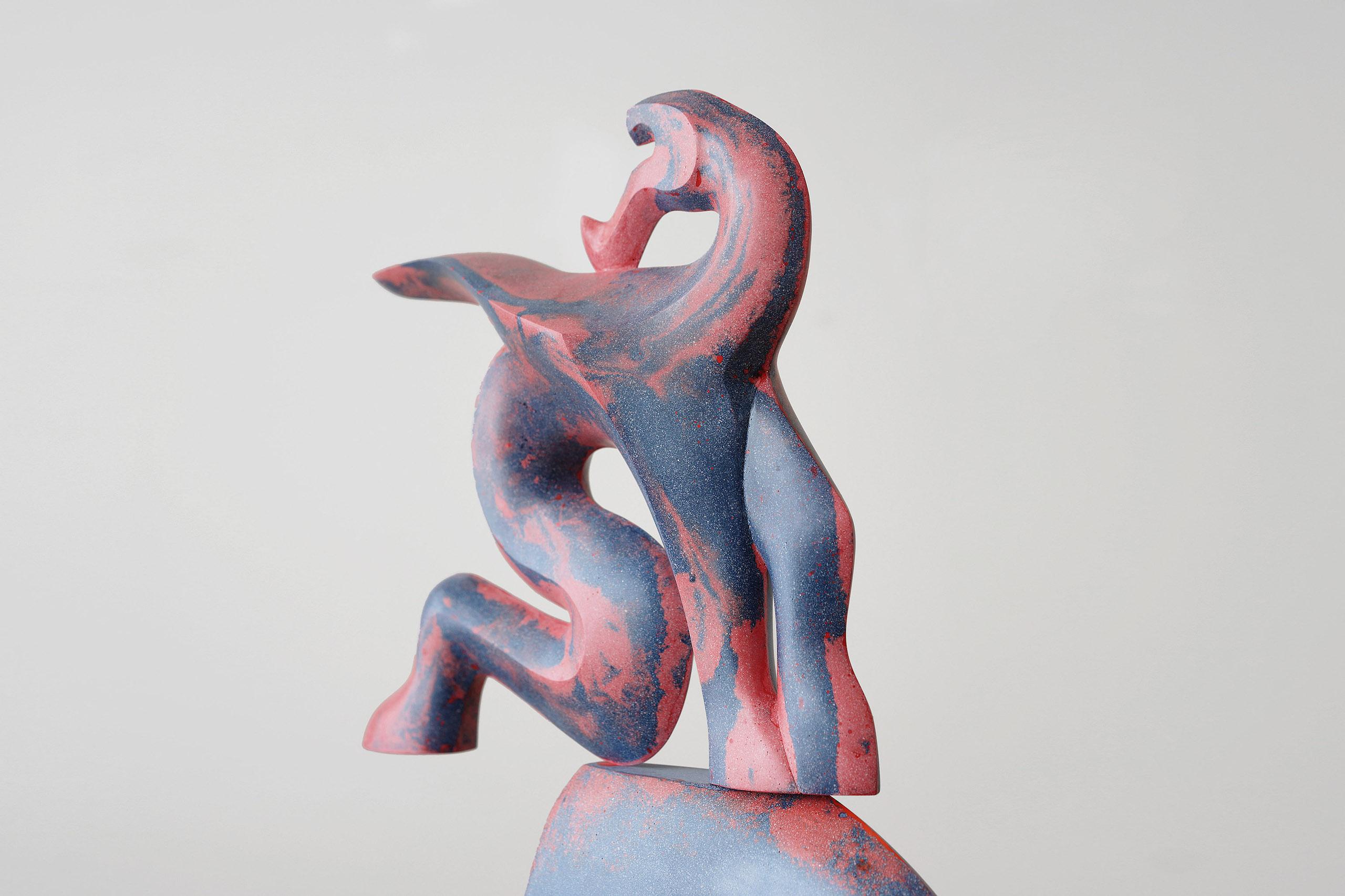 Schlafender Drache von Pavlína Kvita - Zeitgenössische Skulptur, rot, blau, abstrakt im Angebot 2