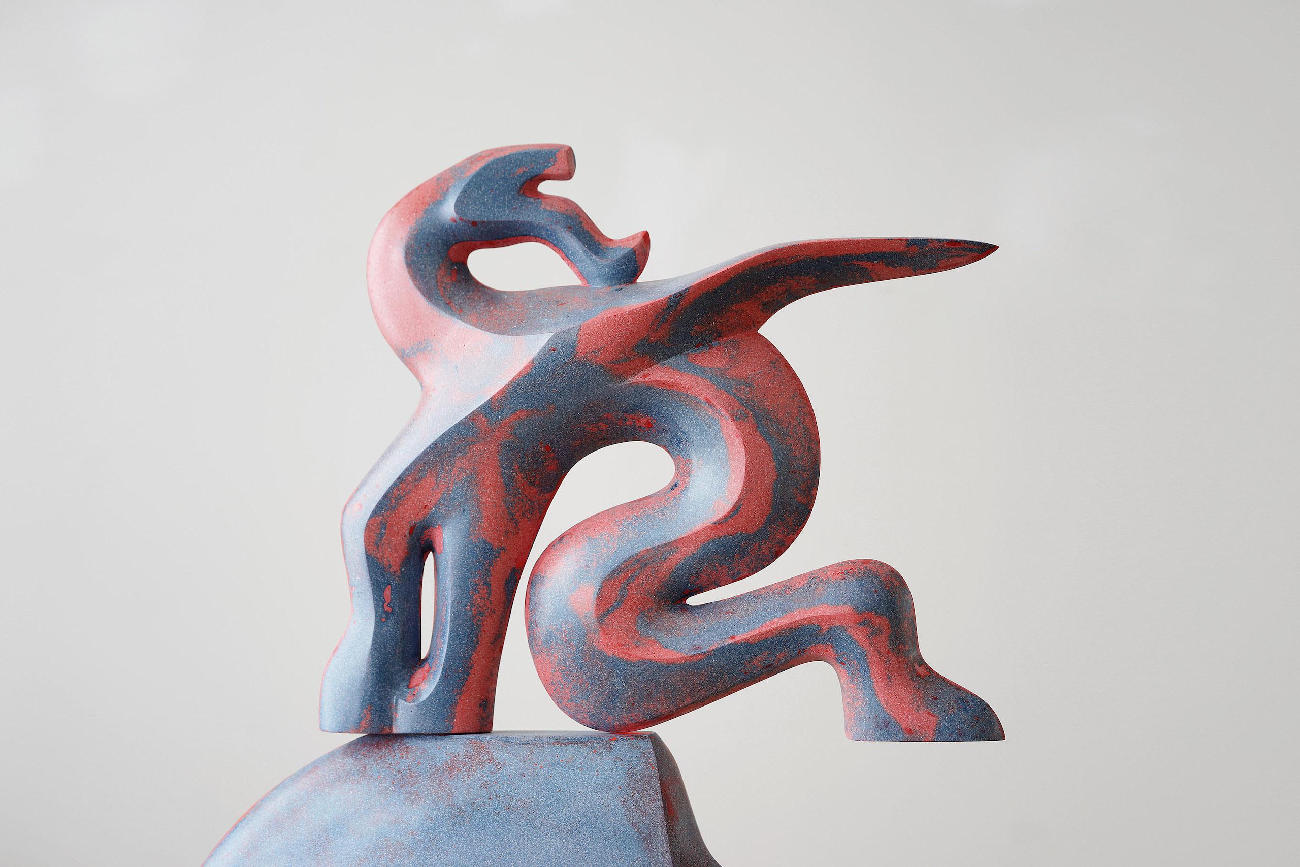 Drago dormiente di Pavlína Kvita - Scultura contemporanea, rossa, blu, astratta in vendita 3