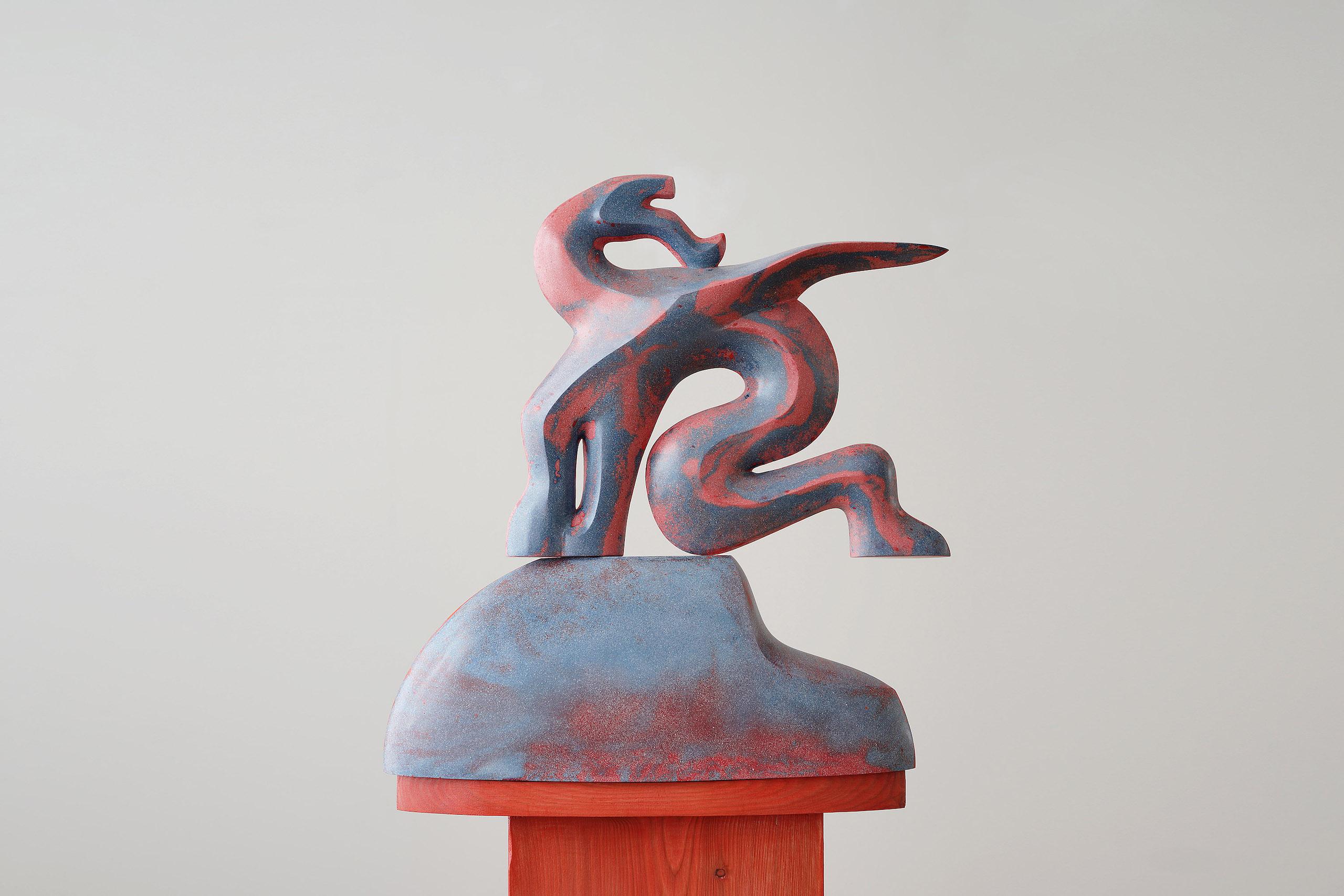 Drago dormiente di Pavlína Kvita - Scultura contemporanea, rossa, blu, astratta in vendita 6