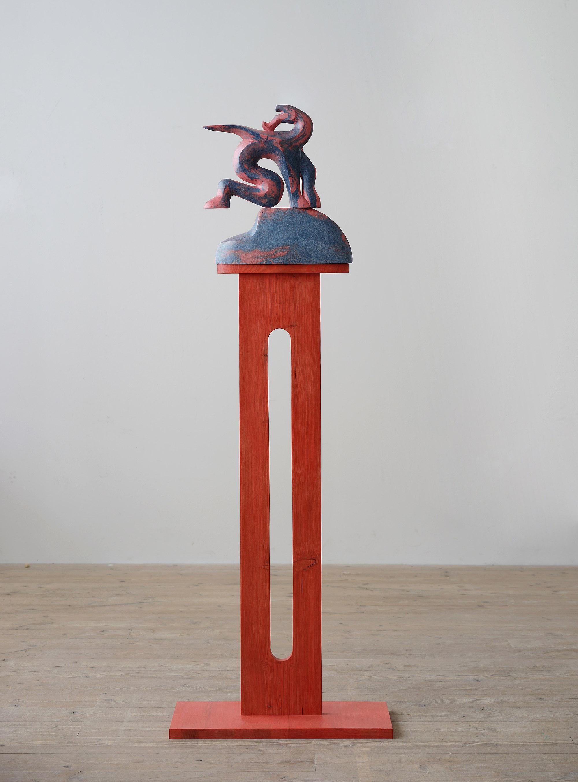 Schlafender Drache von Pavlína Kvita - Zeitgenössische Skulptur, rot, blau, abstrakt