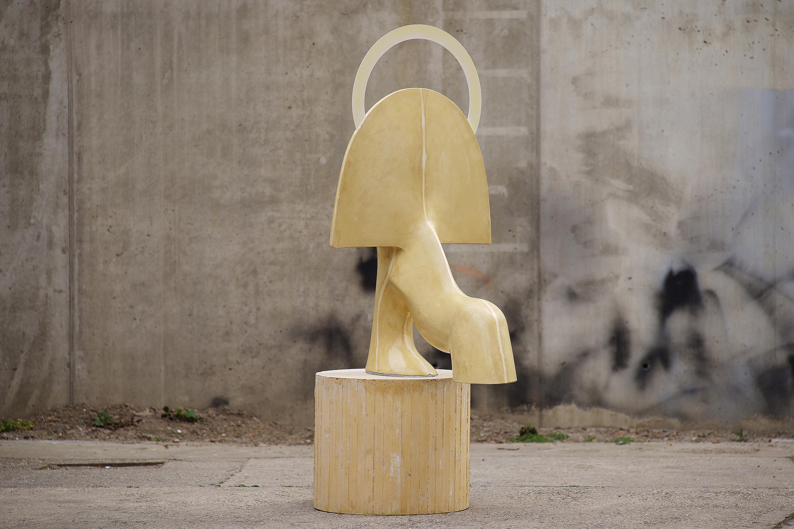 Sunrise ist eine einzigartige Skulptur aus glasfaserverstärktem Beton der zeitgenössischen Künstlerin Pavlína Kvita mit den Maßen 165 × 95 × 68 cm (65 × 37,4 × 26,8 in). 
Die Skulptur ist signiert und wird mit einem Echtheitszertifikat