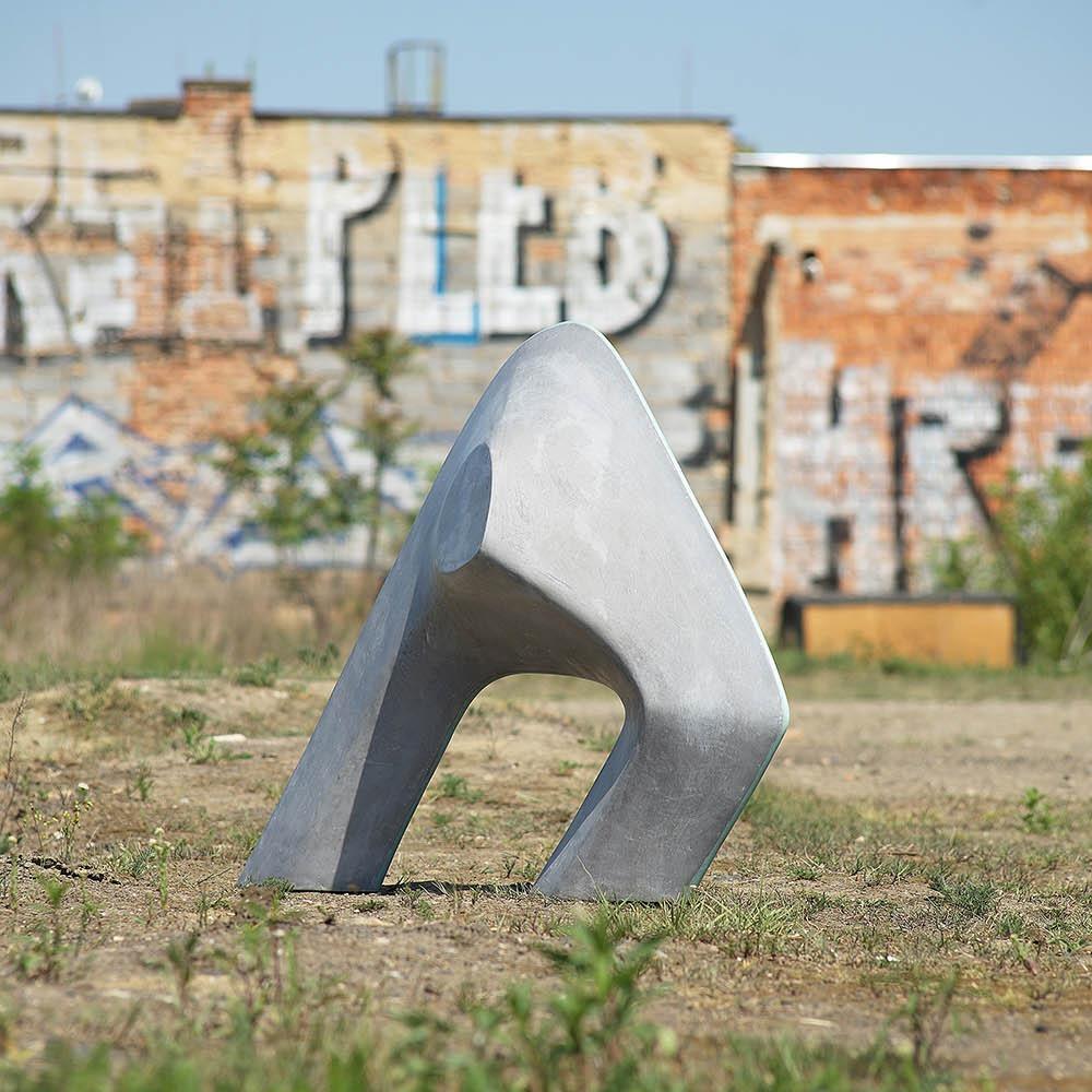 Torso II di Pavlína Kvita - Scultura contemporanea in cemento, figura futuristica