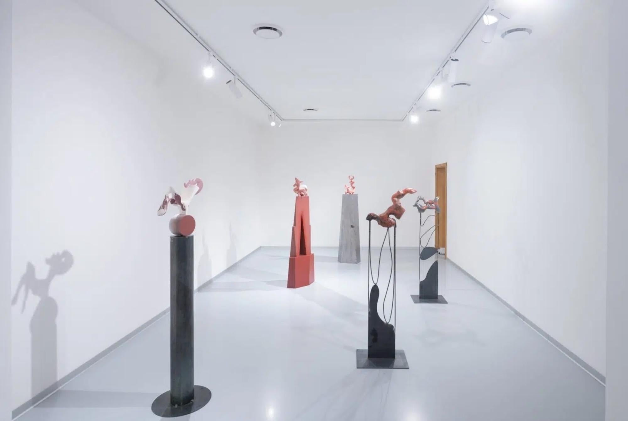 Transform I von Pavlína Kvita - Zeitgenössische Skulptur, großformatig, rot im Angebot 9