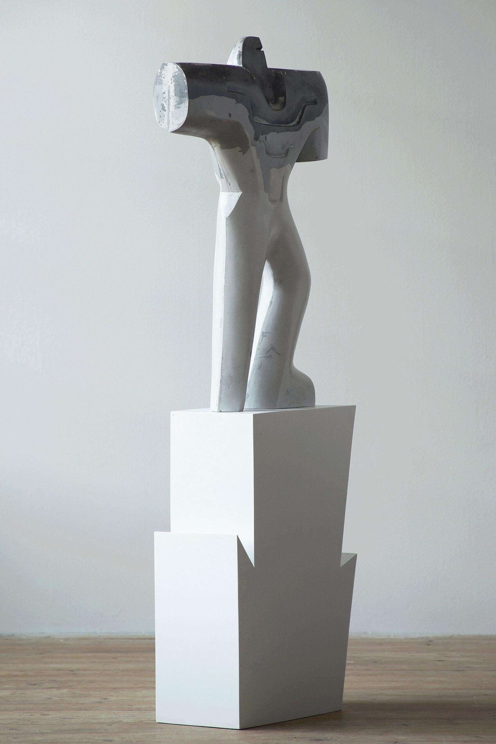Guerrier en armure de Pavlína Kvita - Sculpture contemporaine, figure futuriste en vente 2