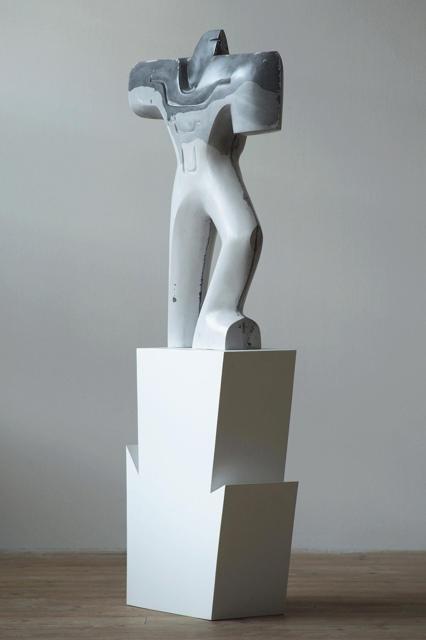 Guerrier en armure de Pavlína Kvita - Sculpture contemporaine, figure futuriste en vente 3