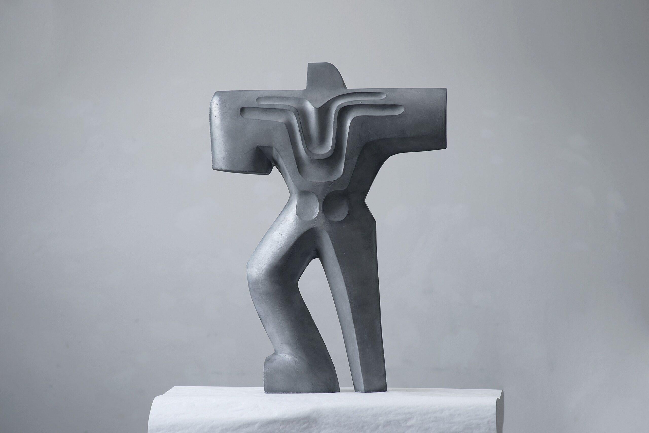 Guerrier en armure de Pavlína Kvita - Sculpture contemporaine, figure futuriste en vente 4