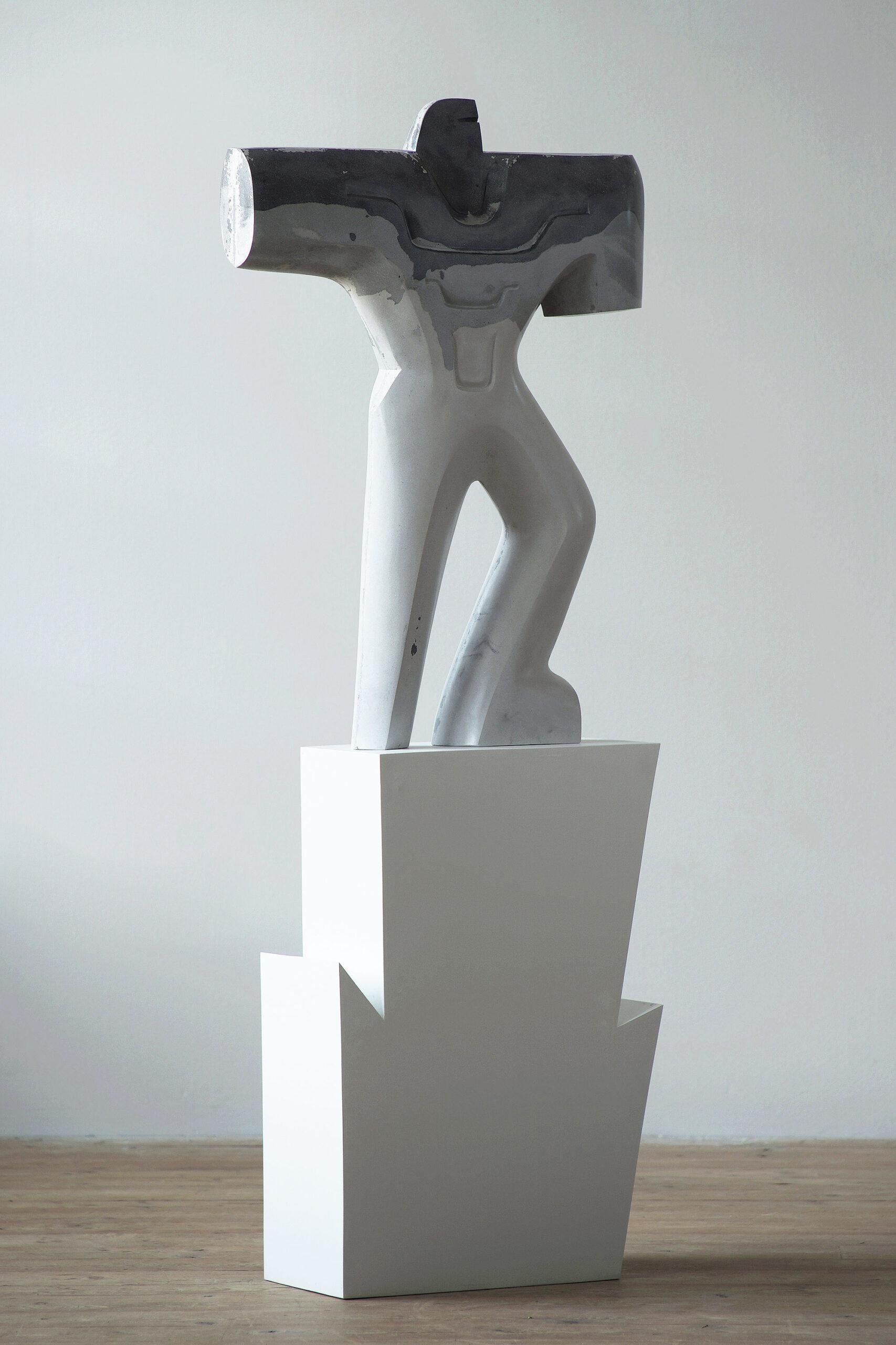 Guerrier en armure de Pavlína Kvita - Sculpture contemporaine, figure futuriste en vente 4