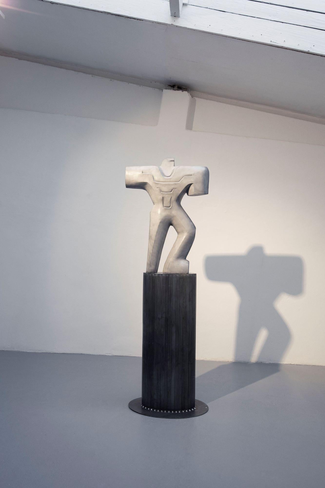 Guerrier en armure de Pavlína Kvita - Sculpture contemporaine, figure futuriste en vente 6