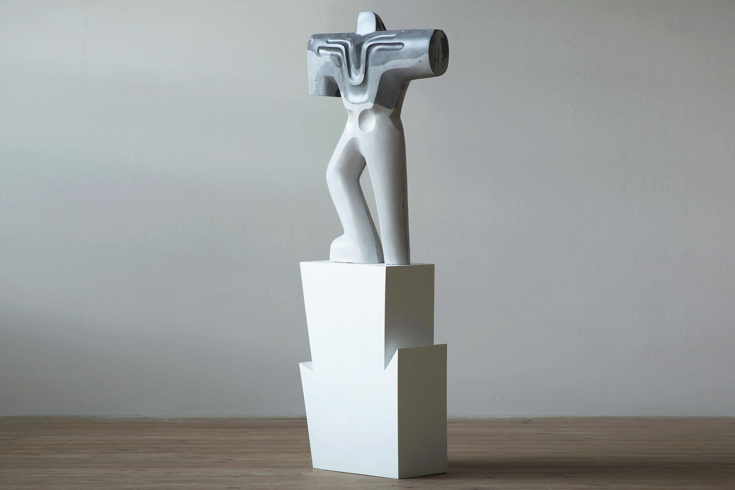 Guerrier en armure de Pavlína Kvita - Sculpture contemporaine, figure futuriste en vente 7