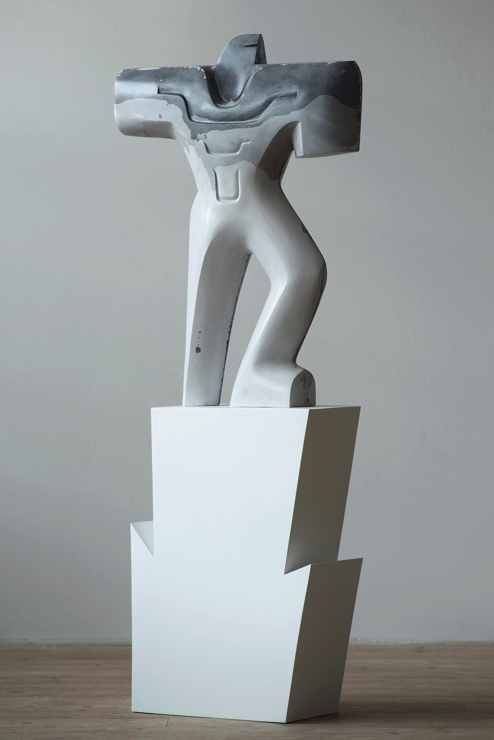 Warrior in Armor est une sculpture de l'artiste contemporaine Pavlína Kvita, dont les dimensions sont de 159 × 63 × 24 cm (62,6 × 24,8 × 9,4 in). Les dimensions se réfèrent aux dimensions de la sculpture avec le socle. La sculpture est signée et