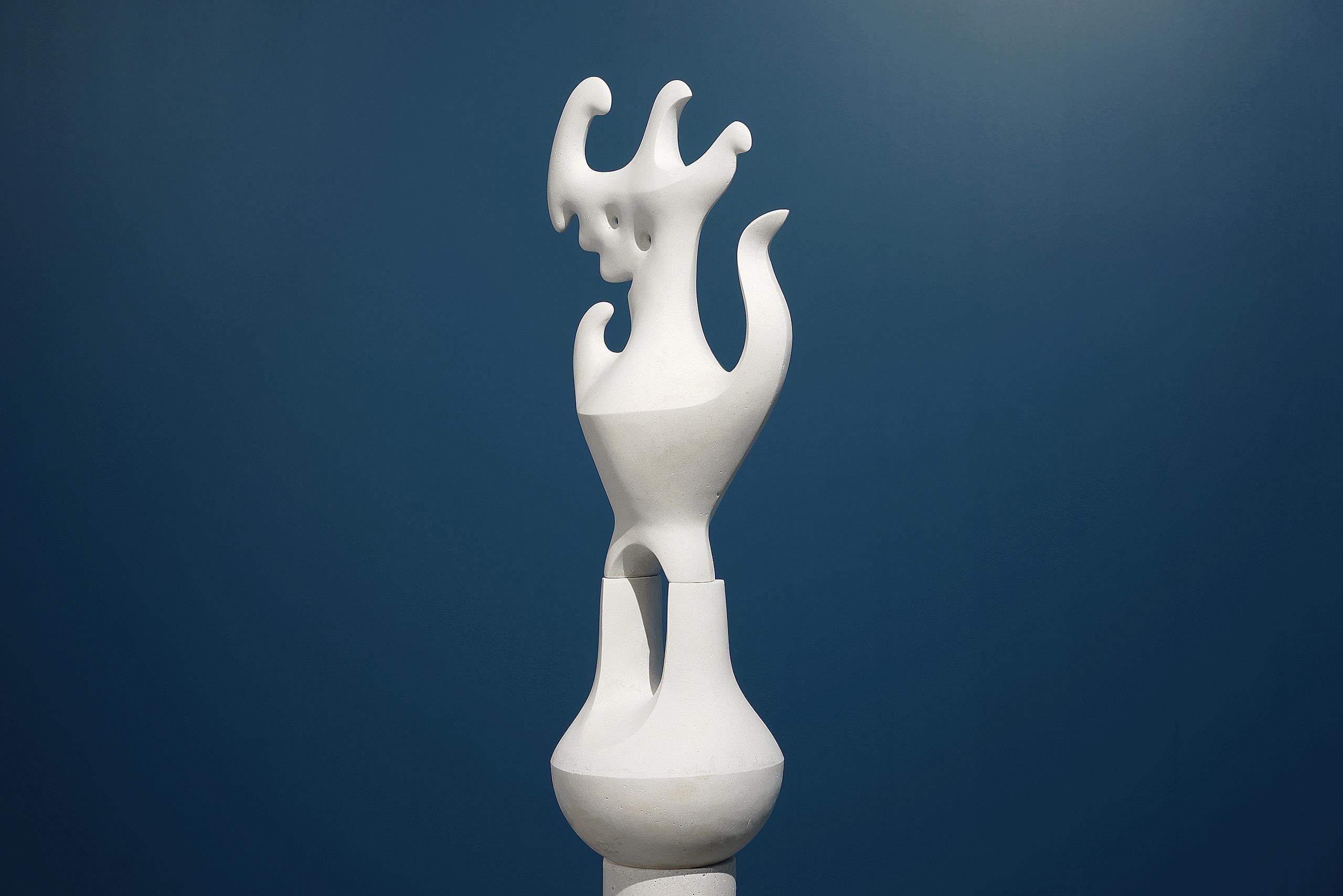 Weiße Amphora von Pavlína Kvita - Zeitgenössische Skulptur, einzigartiges Werk im Angebot 1