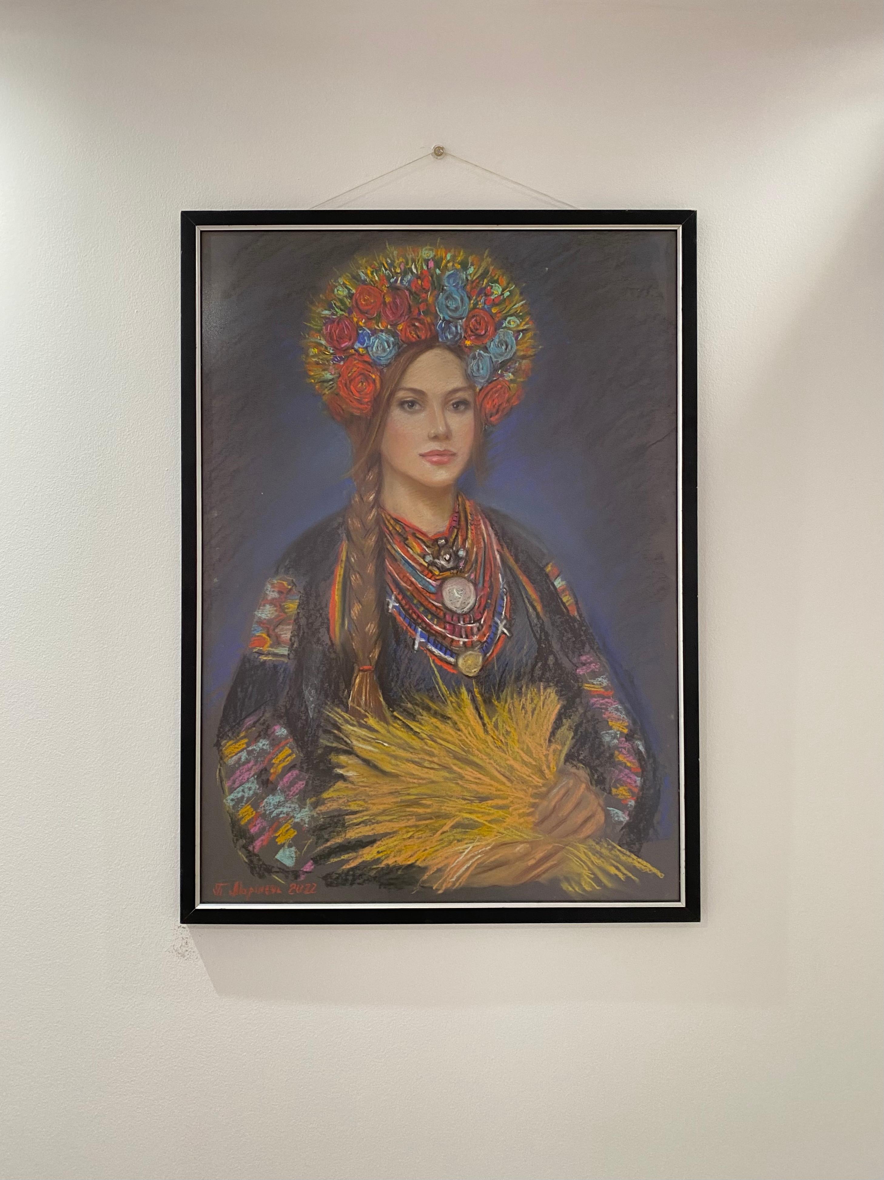 Femme ukrainienne en vêtements folkloriques avec des épis de blé