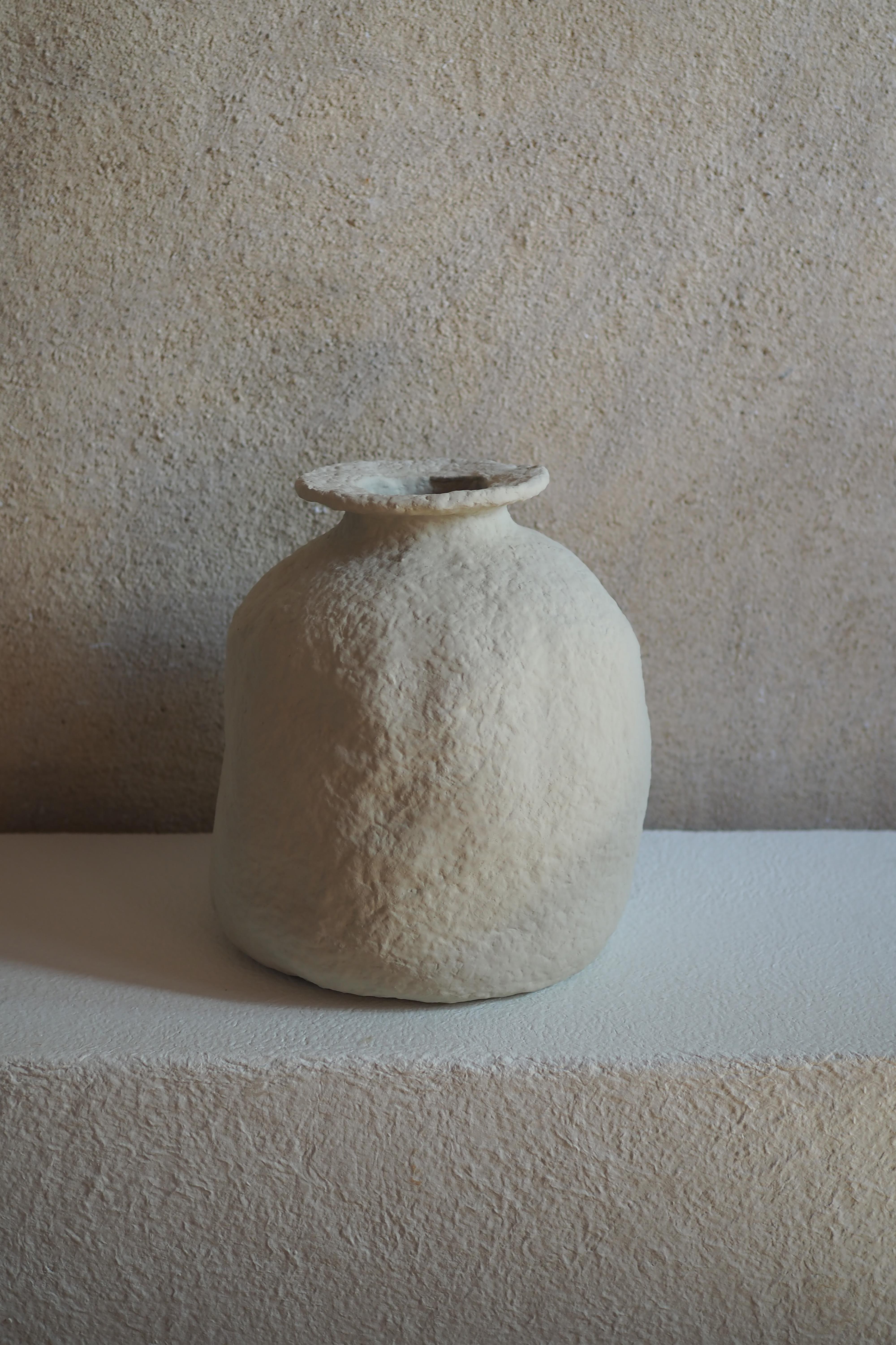 Vaso Pavot I di Pauline Pietri
Un pezzo unico.
Dimensioni: Ø 25 x H. 25,5 cm. 
Materiali: Polpa di carta e vernice a base biologica.

Vaso dal design ecologico a base di polpa di carta - cartone, carta, giornali, etc. I pezzi sono interamente