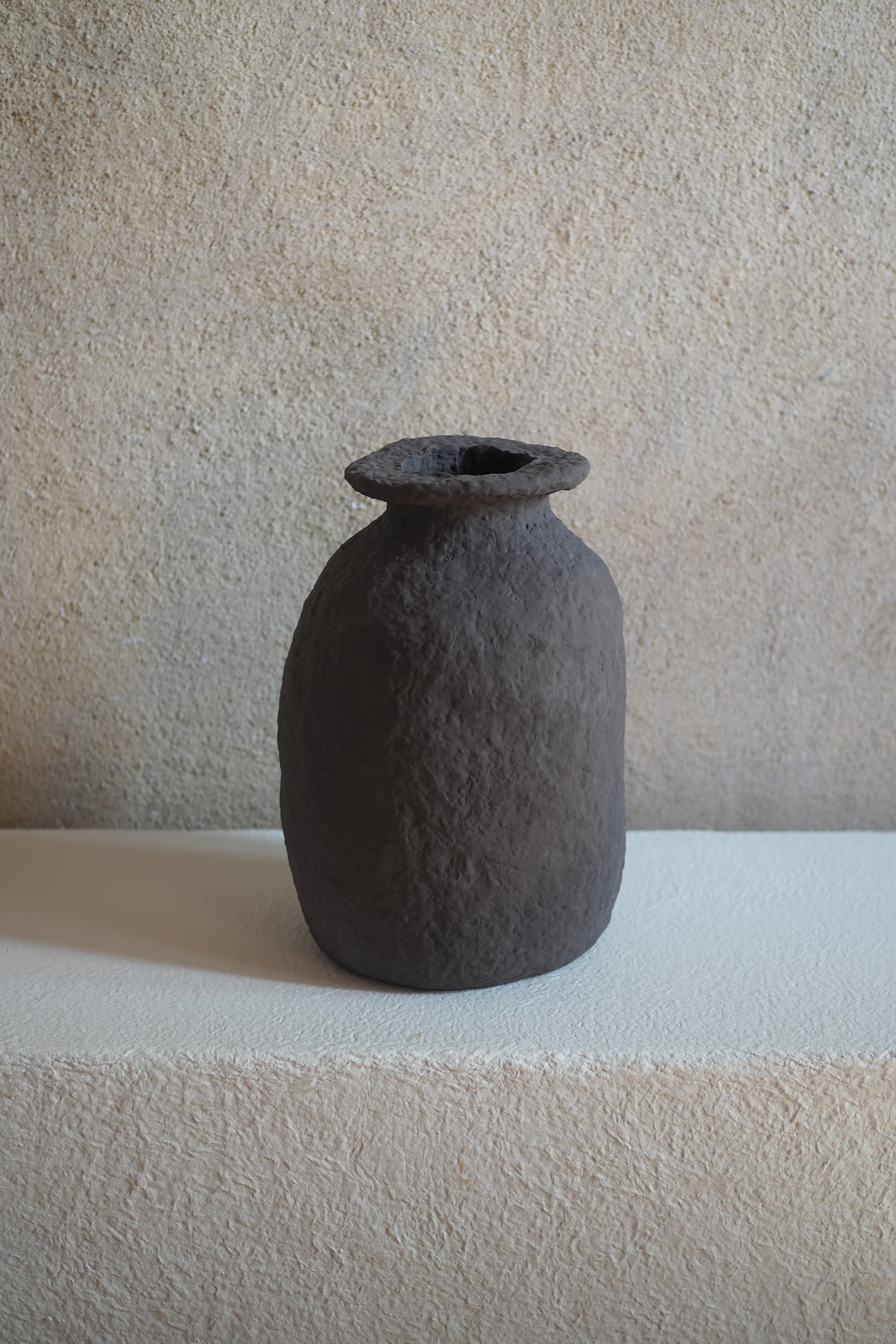 Vaso Pavot II di Pauline Pietri
Un pezzo unico.
Dimensioni: Ø 17 x H. 26 cm. 
Materiali: Polpa di carta e vernice a base biologica.

Vaso dal design ecologico a base di polpa di carta - cartone, carta, giornali, etc. I pezzi sono interamente