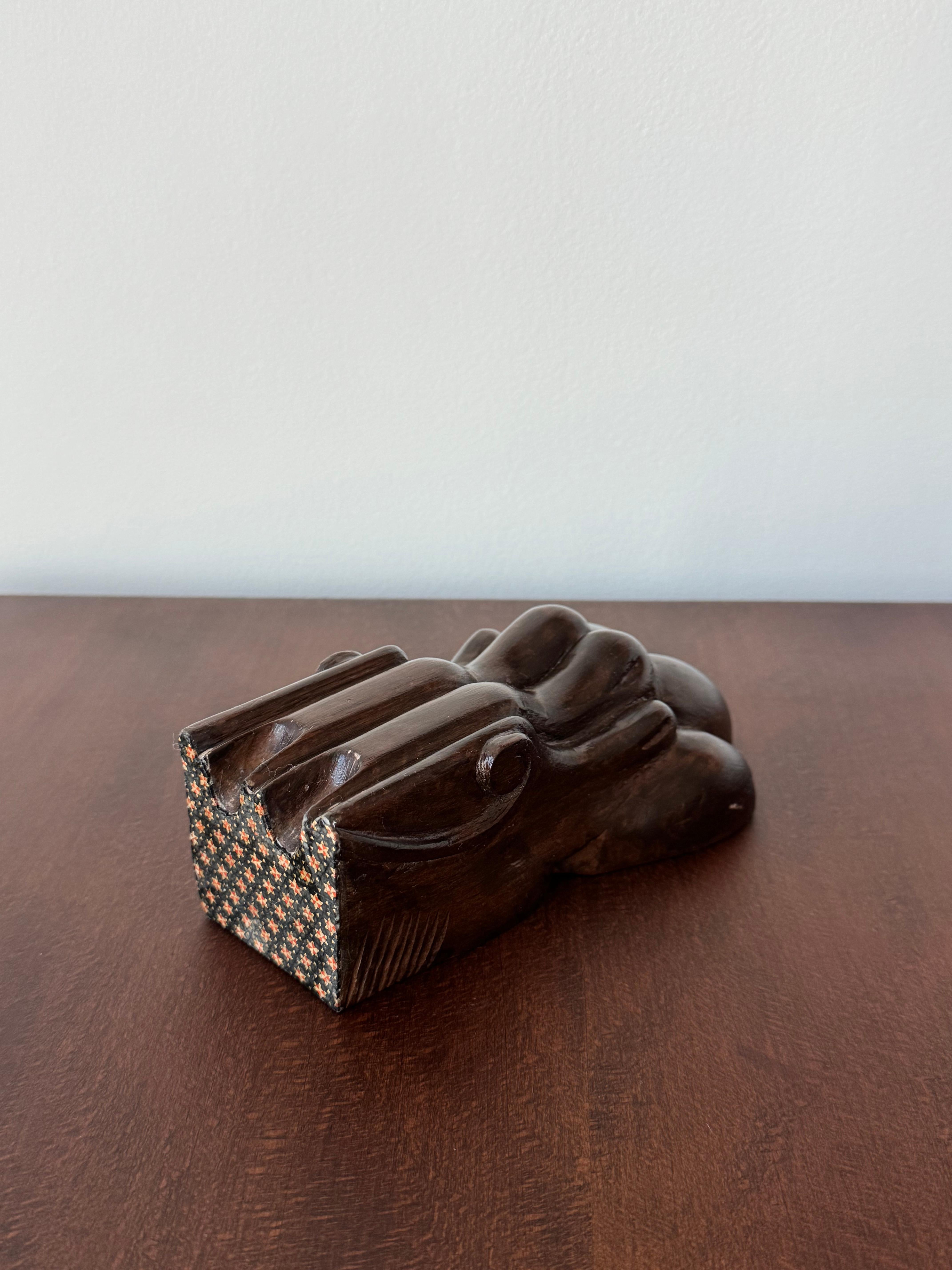 Handgeschnitzte Massivholz-Buchstütze mit persischer Khatam-Intarsie - Zeitgenössisches Dekorationsobjekt

Diese auffällige und skulpturale, zeitgenössische, handgeschnitzte Buchstütze hat die Form einer übergroßen Tierpfote und verbindet nahtlos