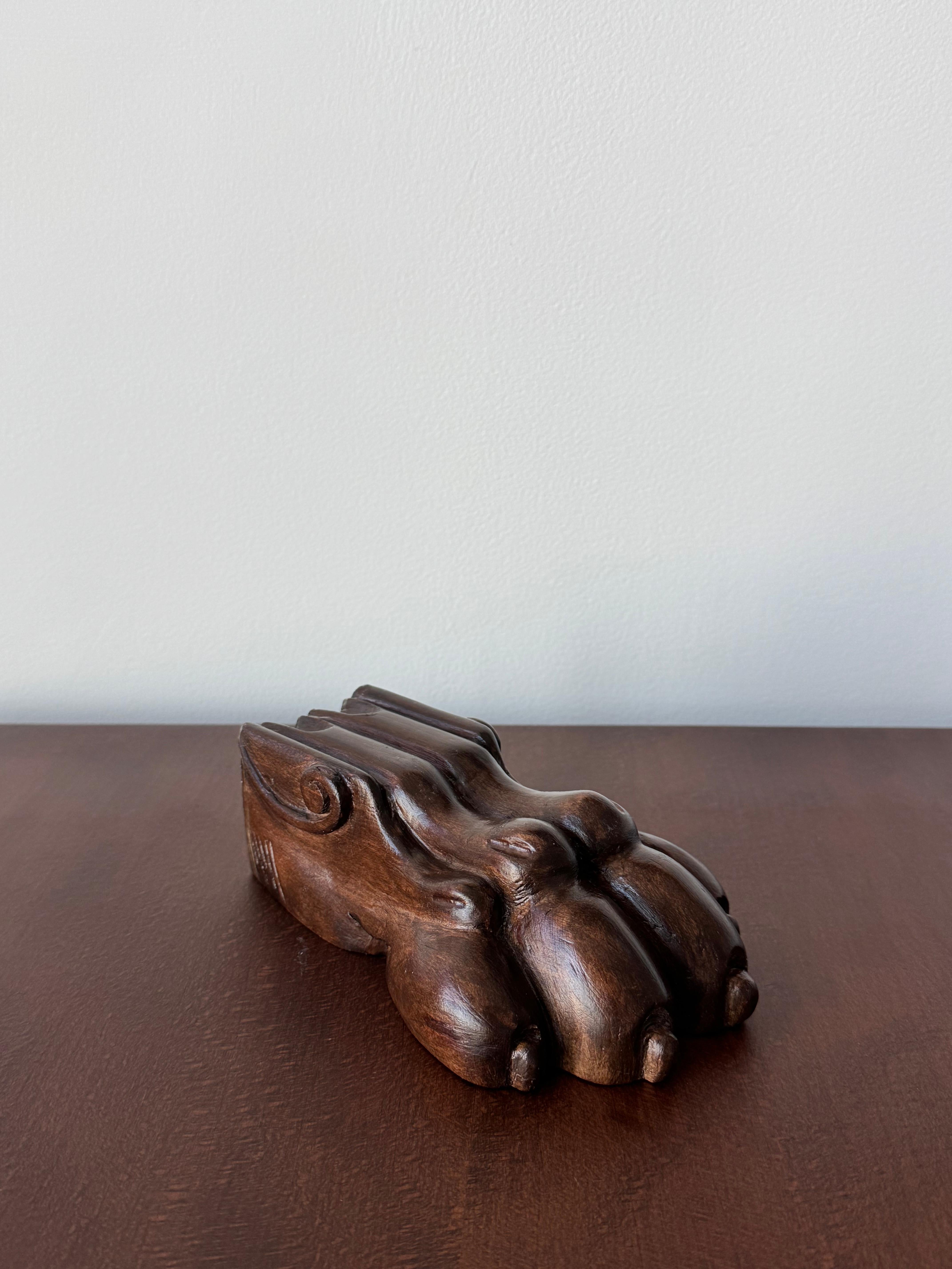 PAW I Moderner Buchhalter I Buchhalter aus Nussbaumholz Löwentatze (Handgeschnitzt) im Angebot