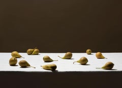 Sin título (#10-19) de Pawel Żak - Fotografía de estudio contemporánea, peras, frutas