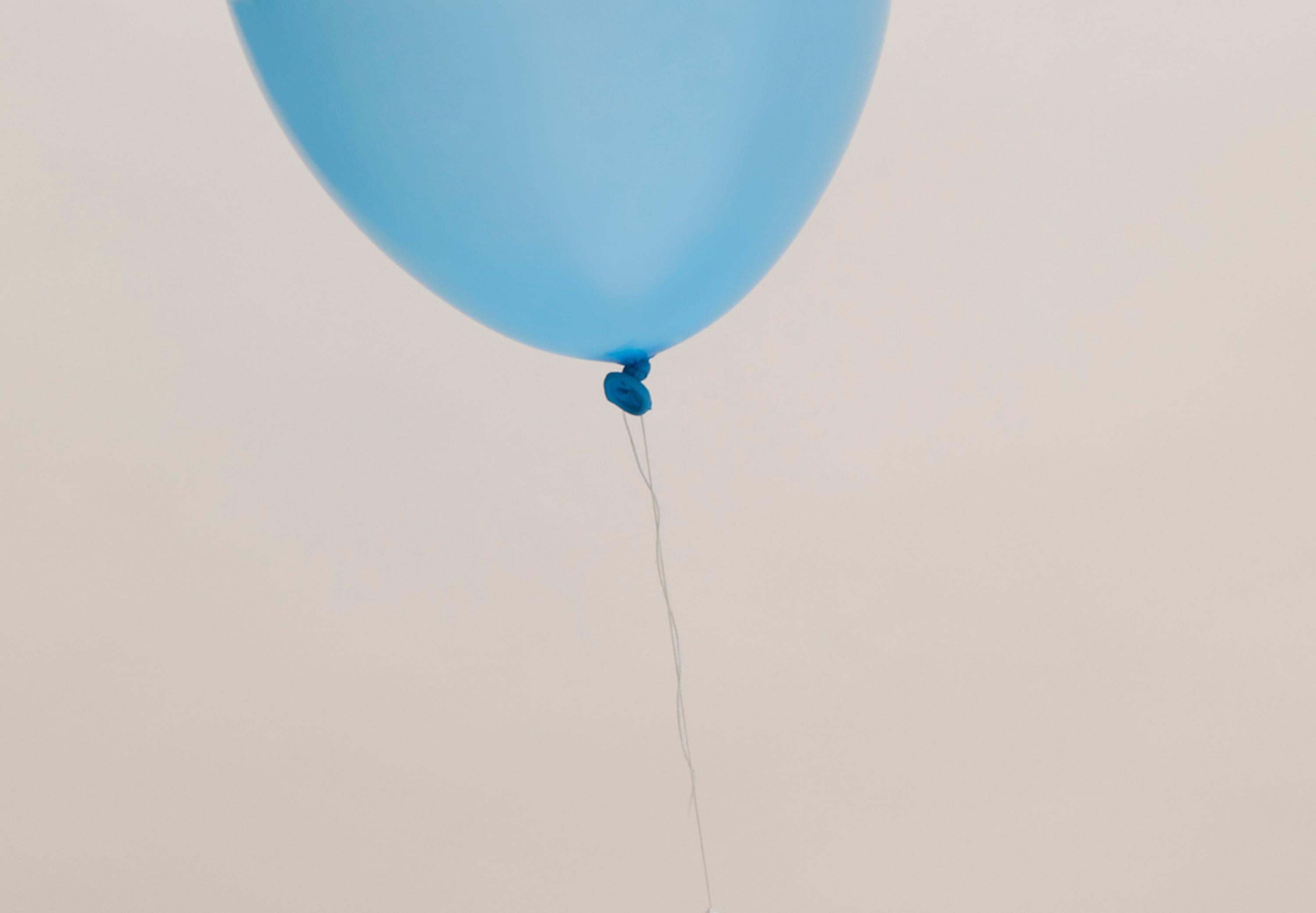 Sin título (#10-5) de Pawel Żak - Fotografía de estudio contemporánea, globo azul en venta 2