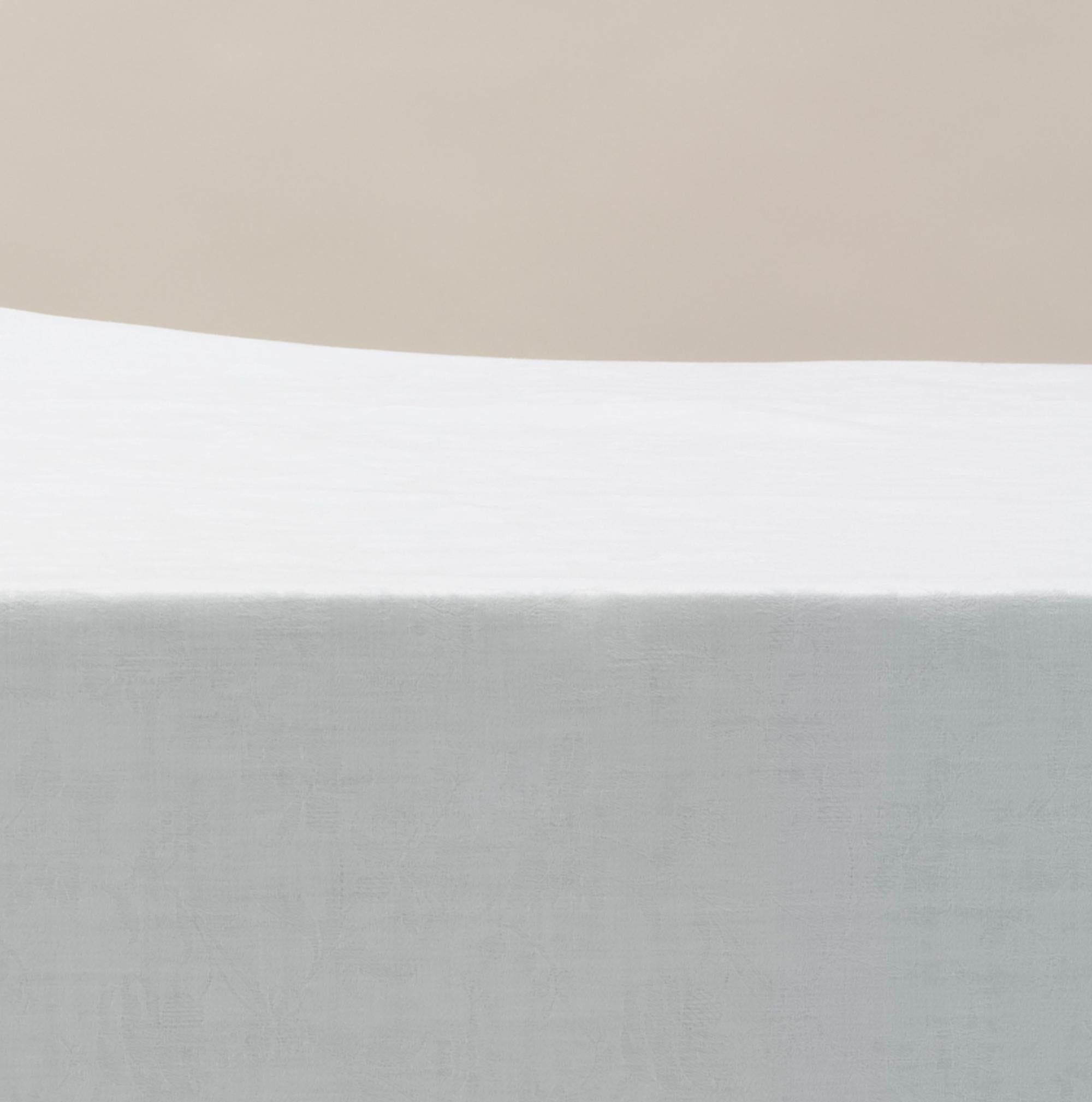 Sin título (#10-5) de Pawel Żak - Fotografía de estudio contemporánea, globo azul en venta 3