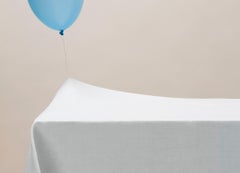 Ohne Titel (#10-5) von Pawel Żak - Zeitgenössische Studio-Fotografie, blauer Ballon