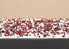 Sin título (#16-21) de Pawel Żak - Fotografía de estudio contemporánea, frutos rojos