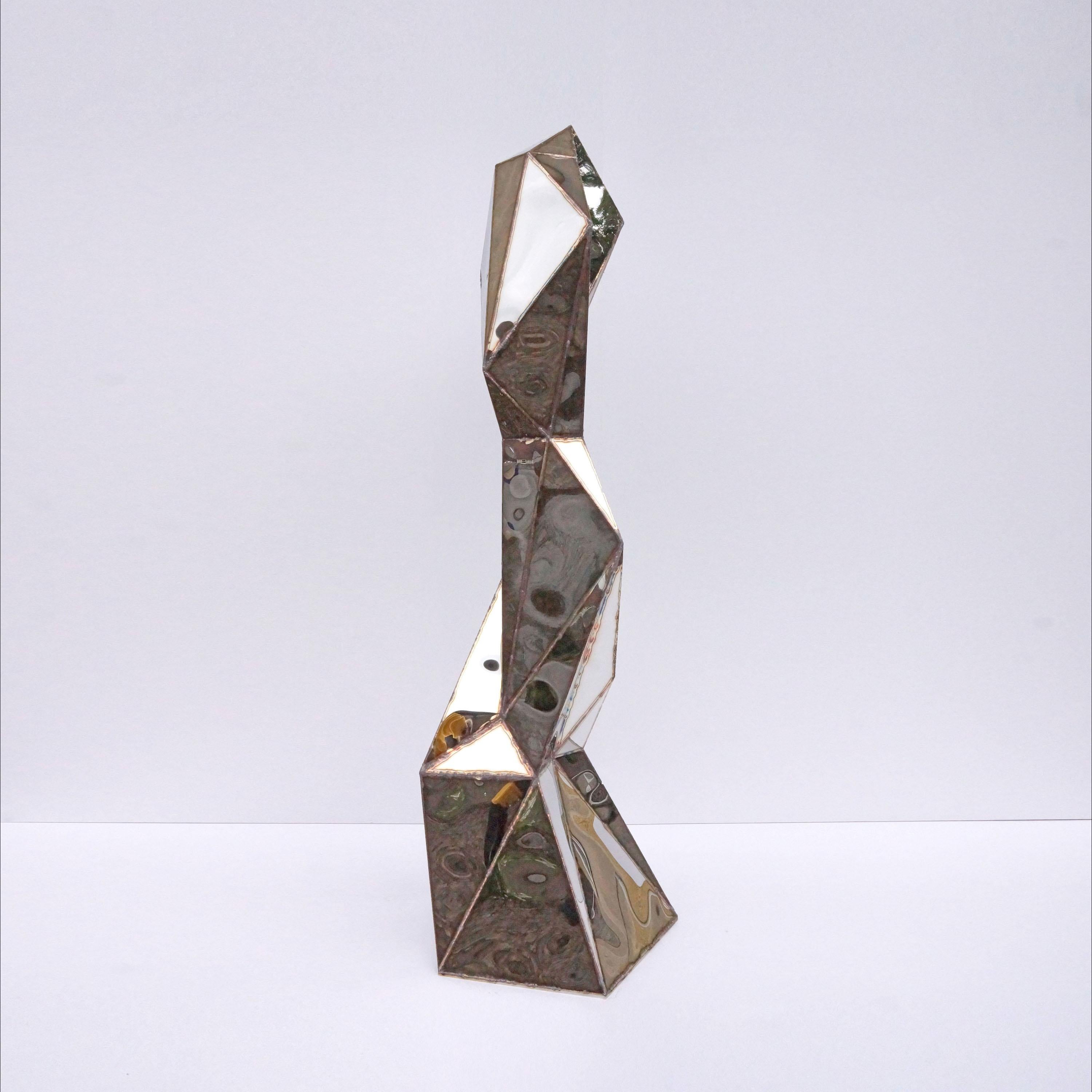 Escultura Peón de acero inoxidable soldado pulido a espejo de Julian Mayor
Edición limitada de 5 + 2AP.
Dimensiones: P 60 x An 60 x Al 198 cm. 
Materiales: Acero inoxidable pulido a espejo.

Julian Mayor es un artista y diseñador británico famoso