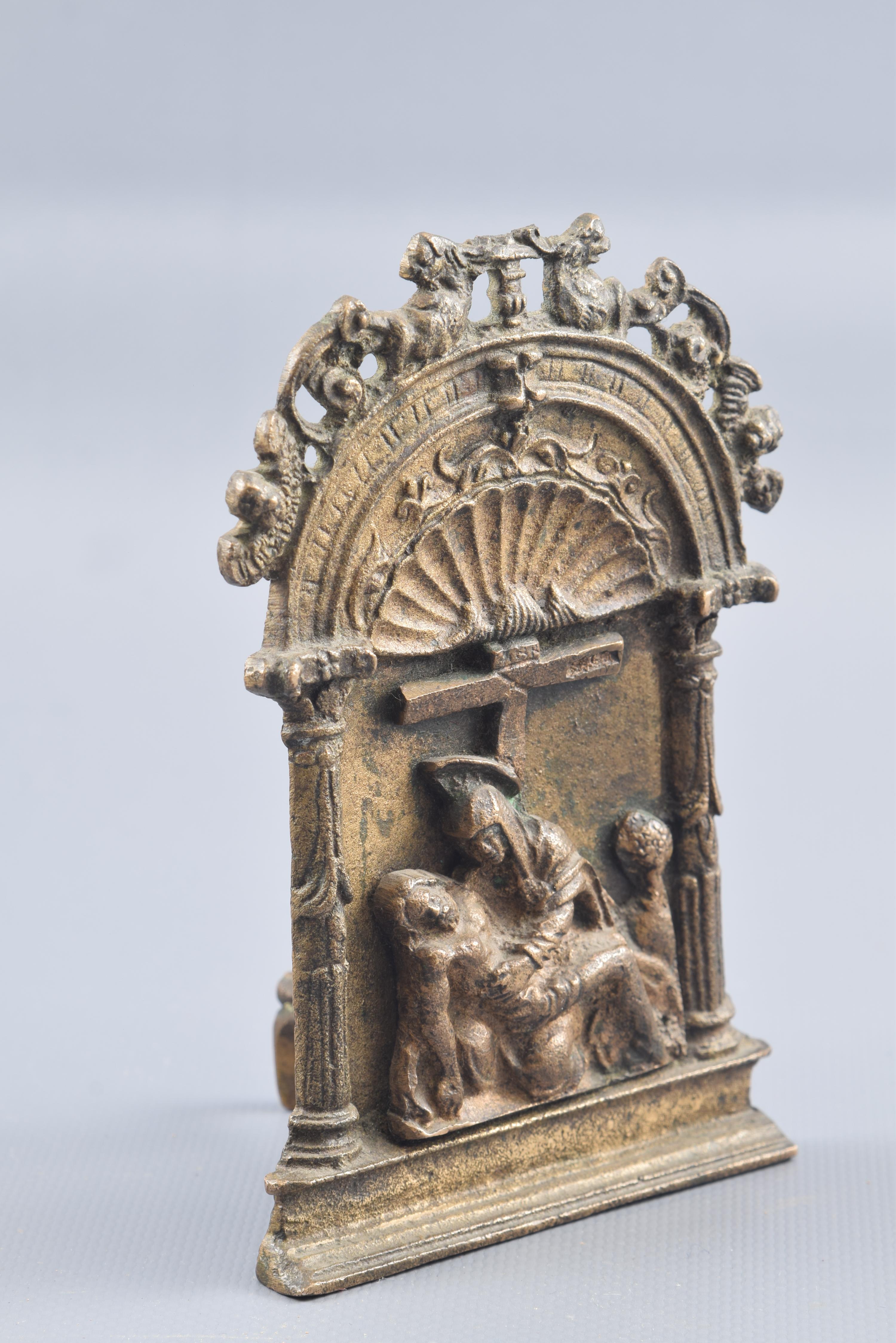 Paper holder bronze, 16th century.
Portapaz made of bronze with rectangular handle (which presents a piece to support this object diagonally) on the back that presents a decoration in relief framed and organized thanks to an architectural