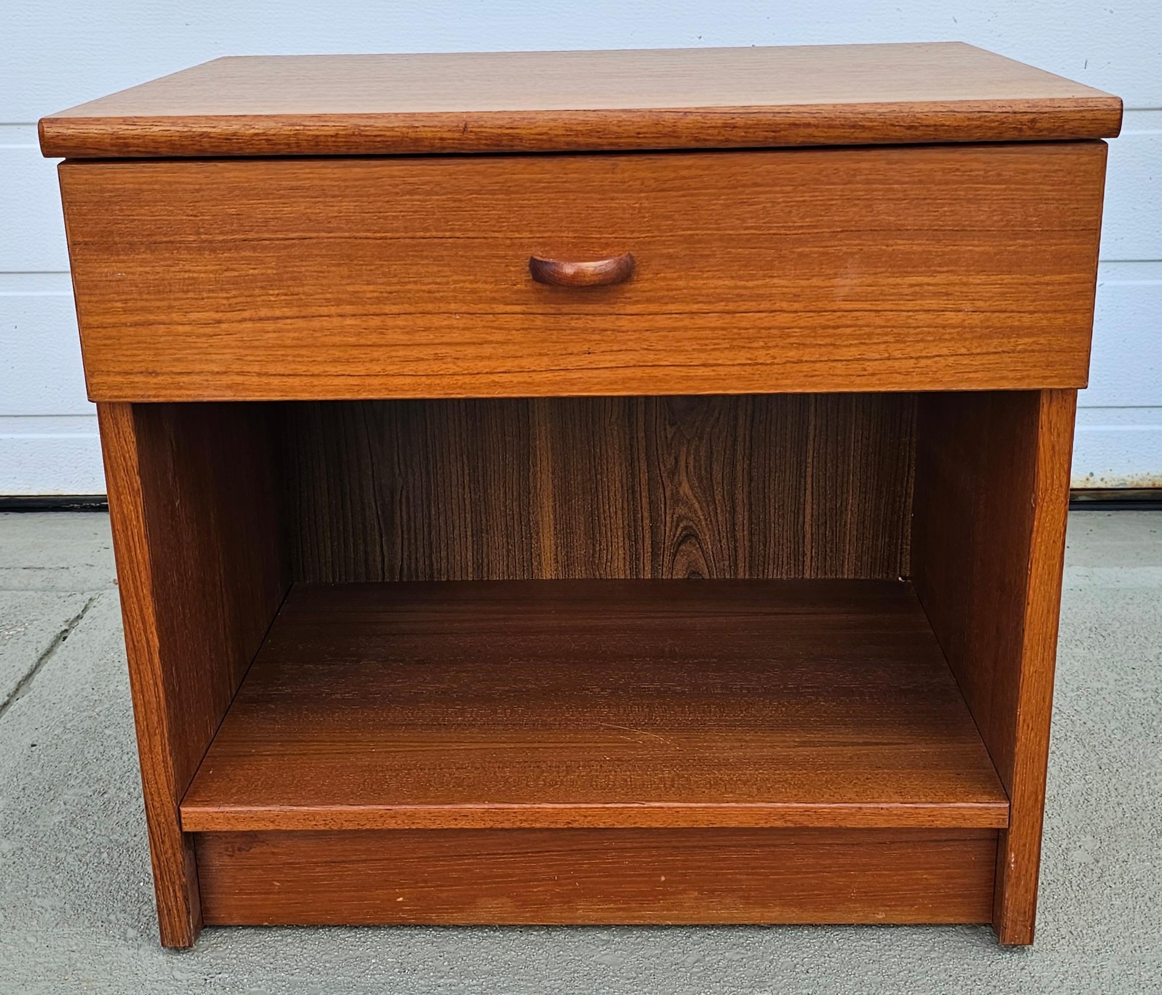 A PBJ Mobler Danish Mid-Century Modern Bedside Table Nightstand. 
Maße: 21