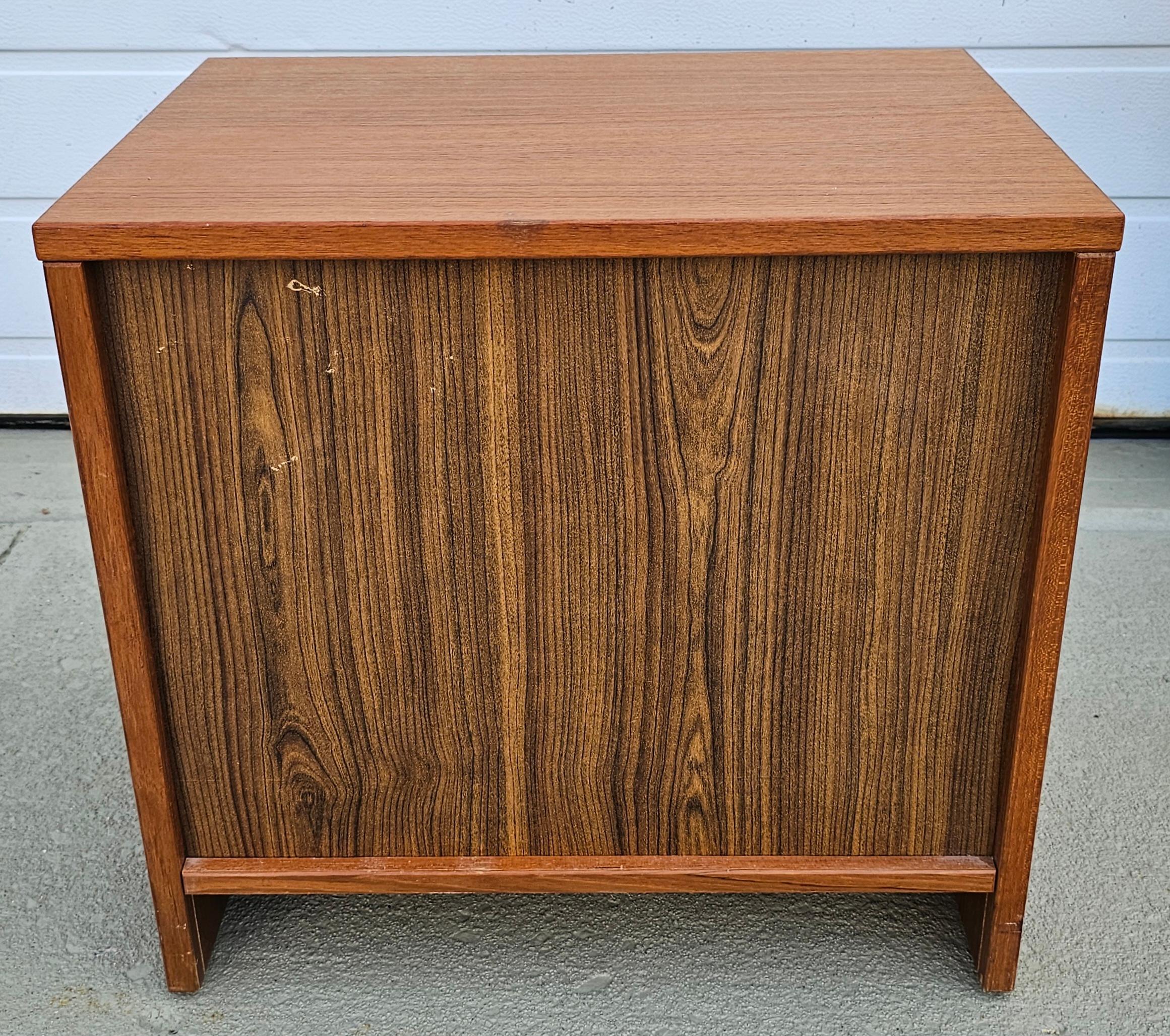 Dänischer Mid-Century-Modern-Nachttisch von PBJ Mobler (20. Jahrhundert) im Angebot