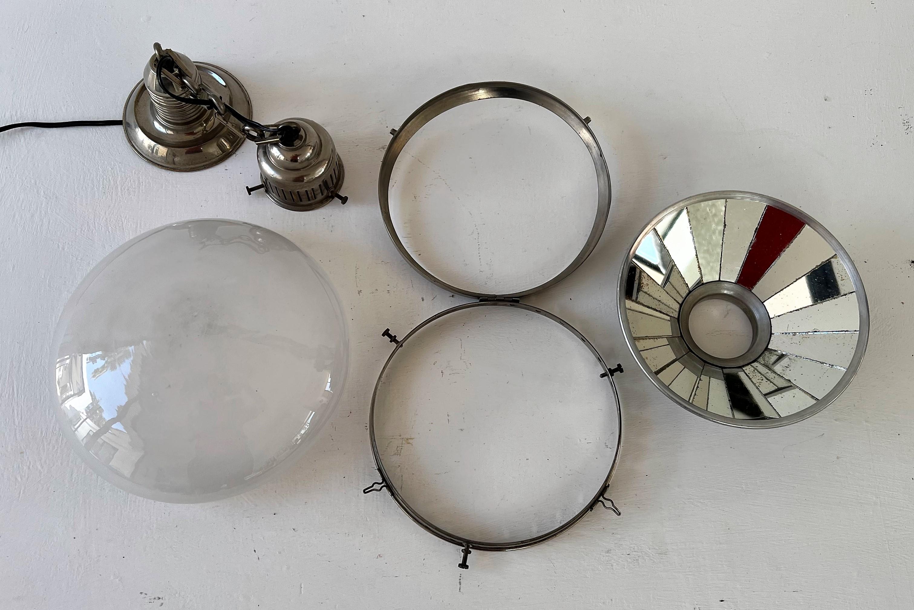 Preciosa lámpara colgante Art Decó industrial fabricada en Francia hacia 1930.
Esta lámpara está en un estado increíble para su edad, tenemos unos cuantos miles de lámparas en nuestro inventario y sólo hemos podido conseguir ésta hasta ahora, y yo