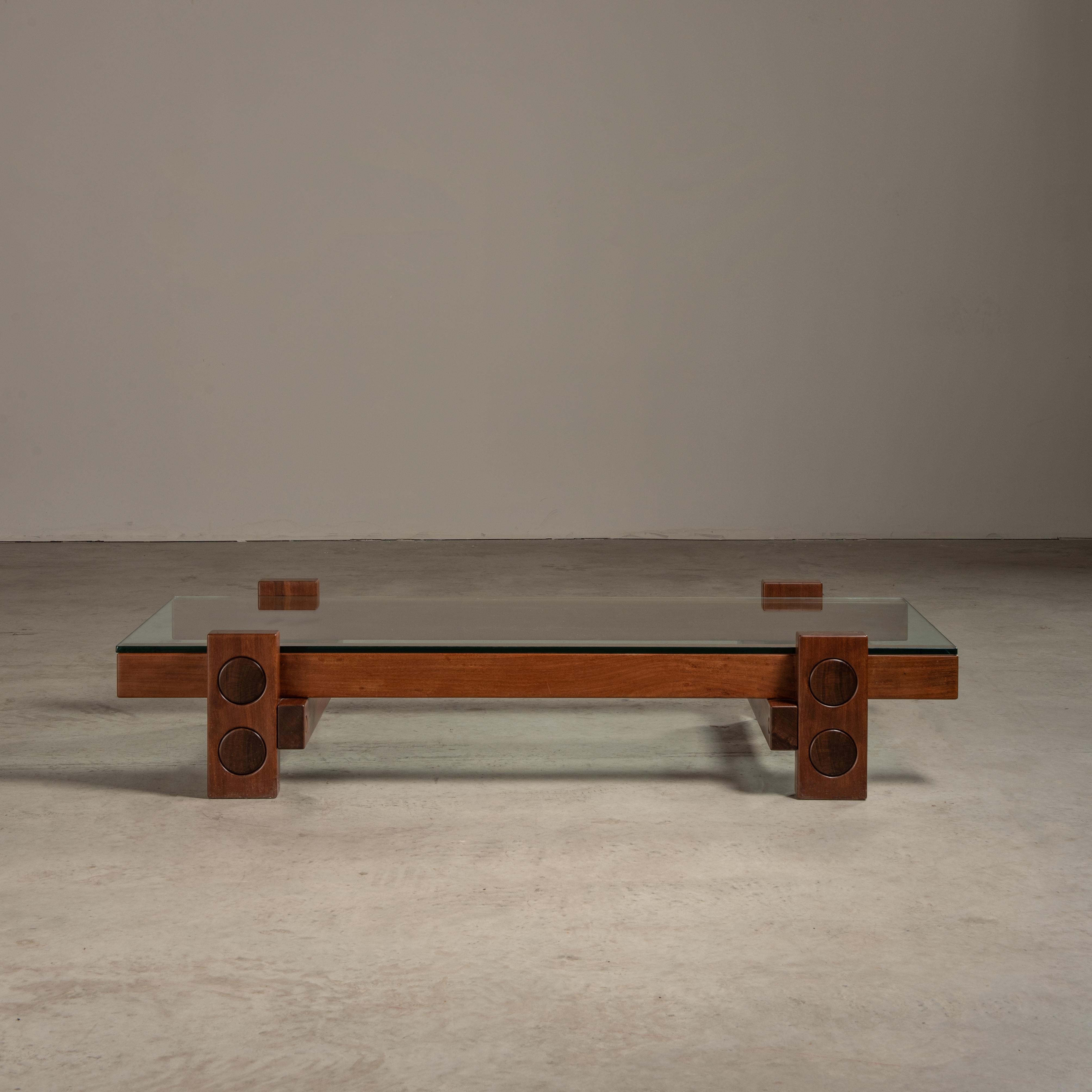 Il tavolo da centro PC di Zanine de Zanine è la quintessenza del design moderno contemporaneo brasiliano, che mette in mostra l'attitudine del designer a combinare materiali tradizionali con i principi del design modernista.

Questo tavolo è dotato