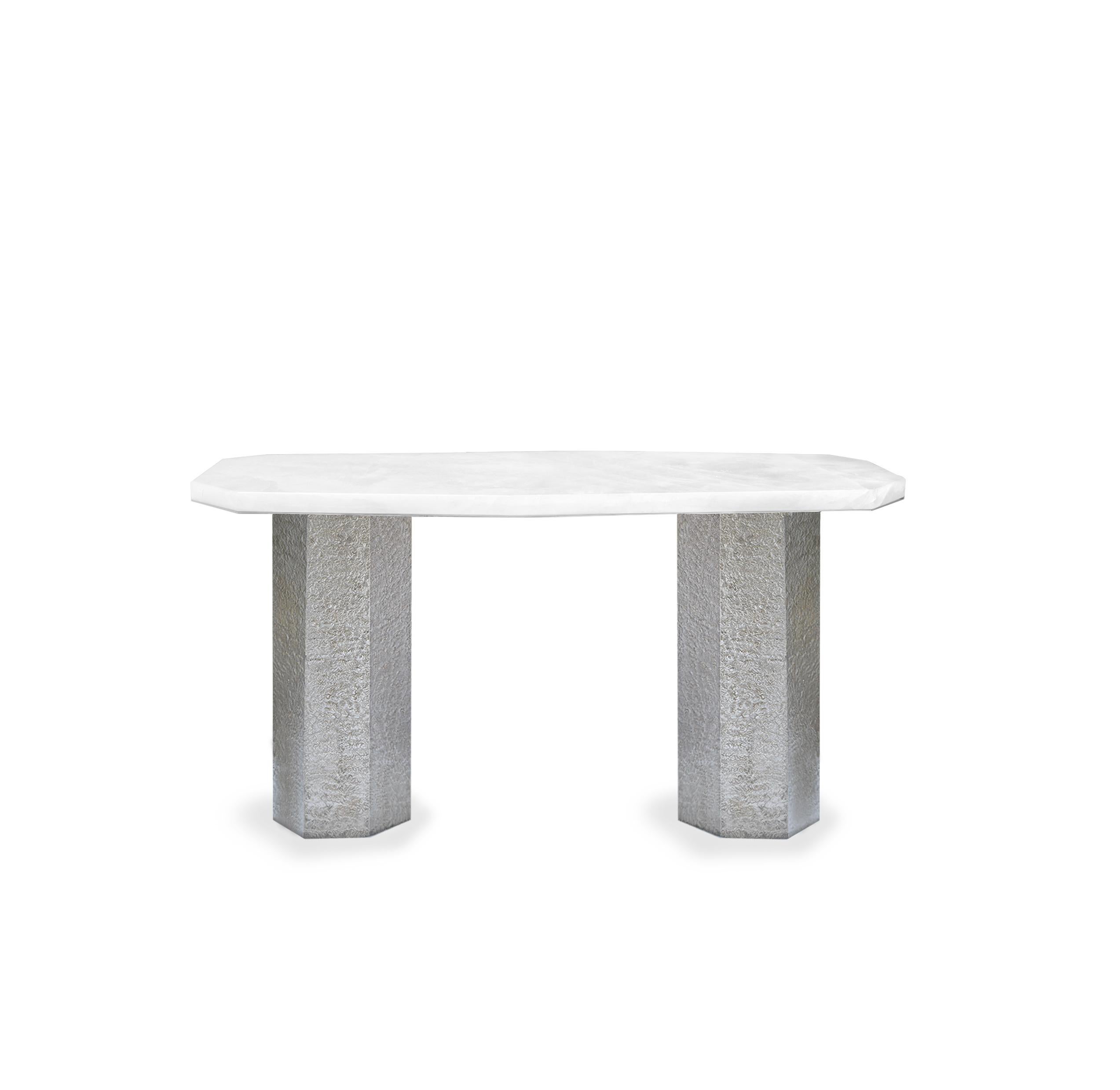 Table console en cristal de roche de forme élégante avec base en nickel martelé. Créé par Phoenix, NYC.
Taille personnalisée sur demande.