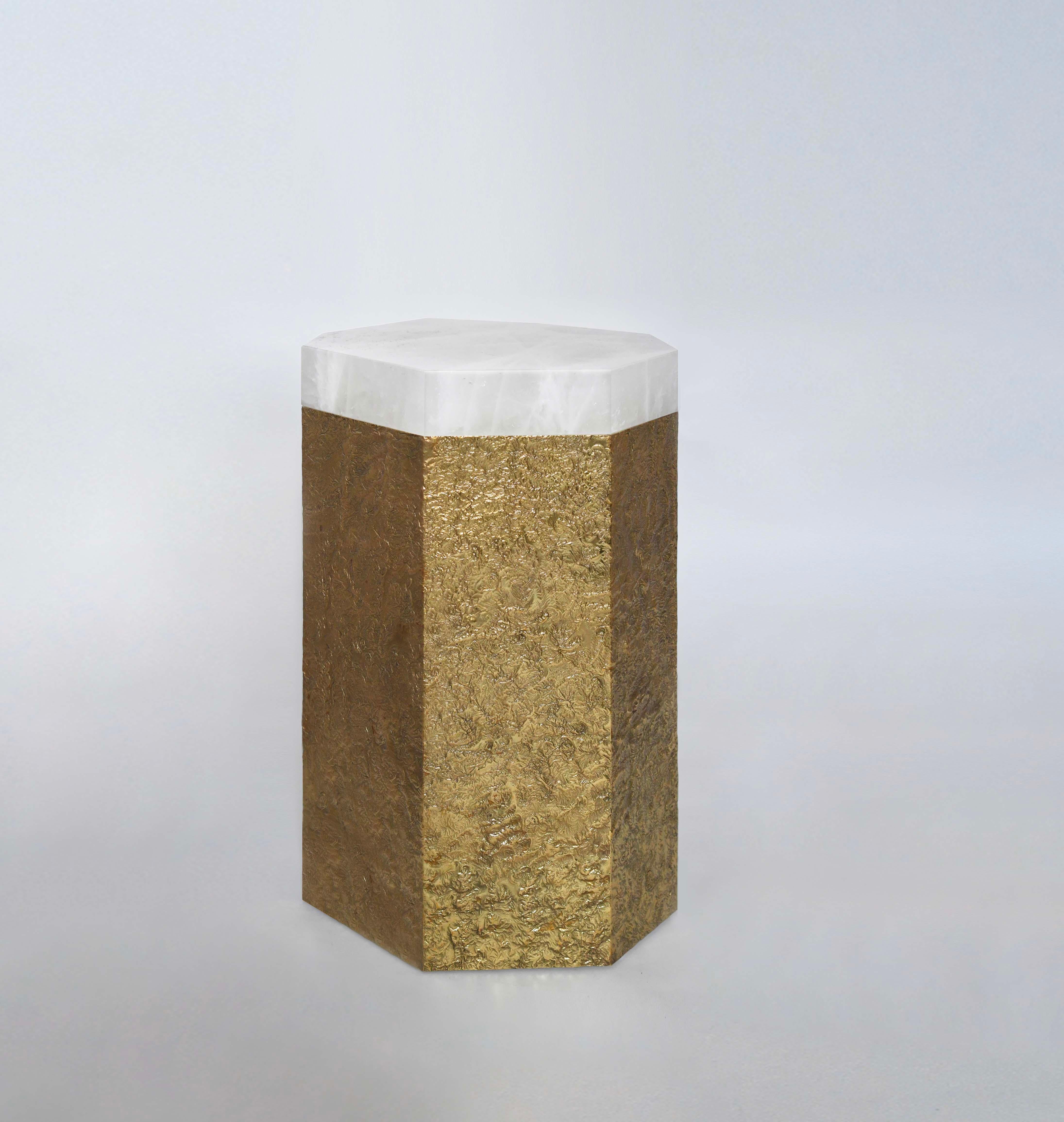 Table d'appoint en finition laiton martelé avec plateau en quartz de cristal de roche. Créé par Phoenix Gallery, NYC.
Taille, quantité et finition personnalisées sur demande.