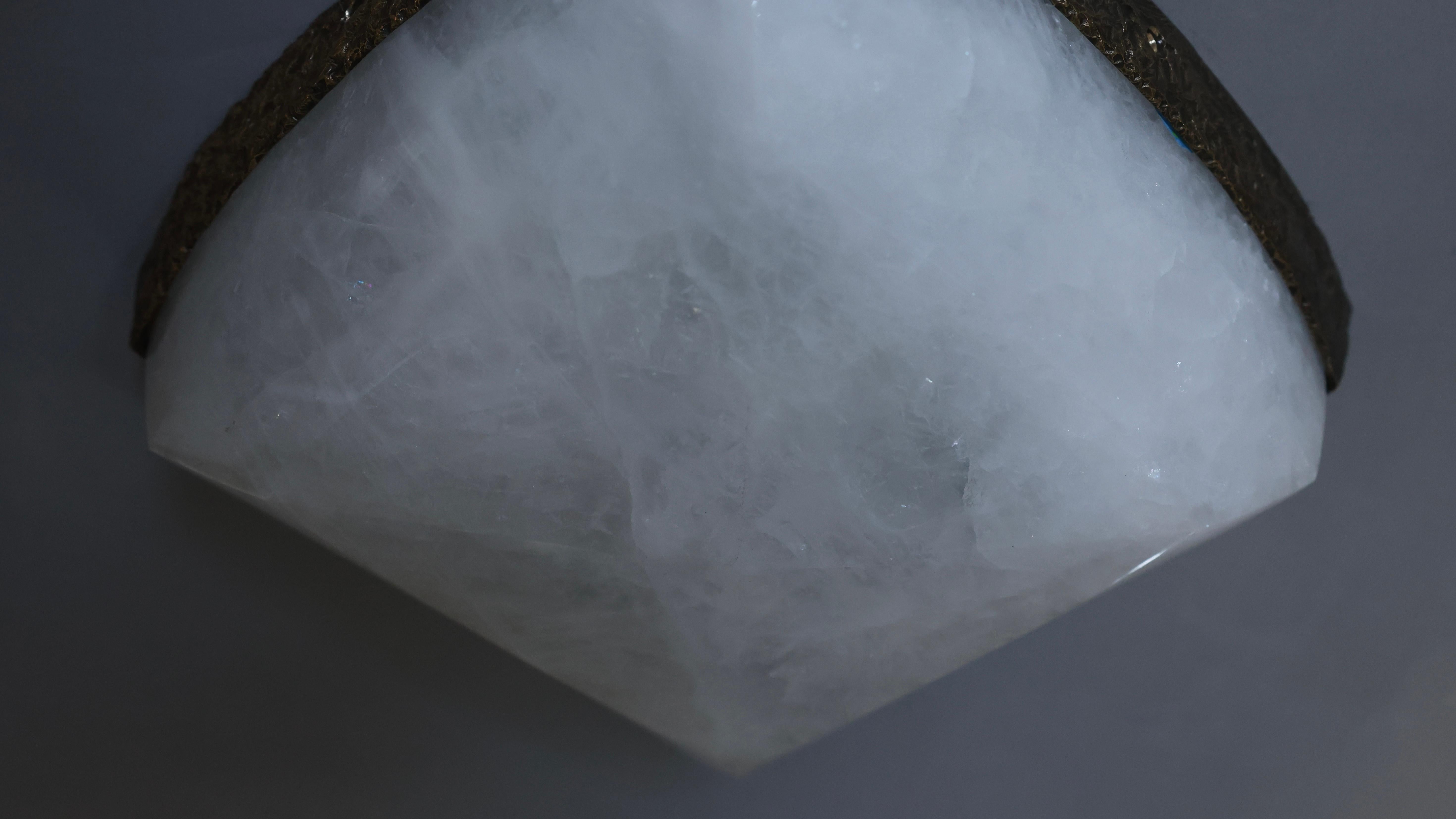 Monture encastrée en cristal de roche finement taillé avec cadre en laiton vieilli martelé.
Créé par Phoenix 
Taille et finition du métal sur mesure sur demande.

Deux douilles E12 installées, 120w au total 