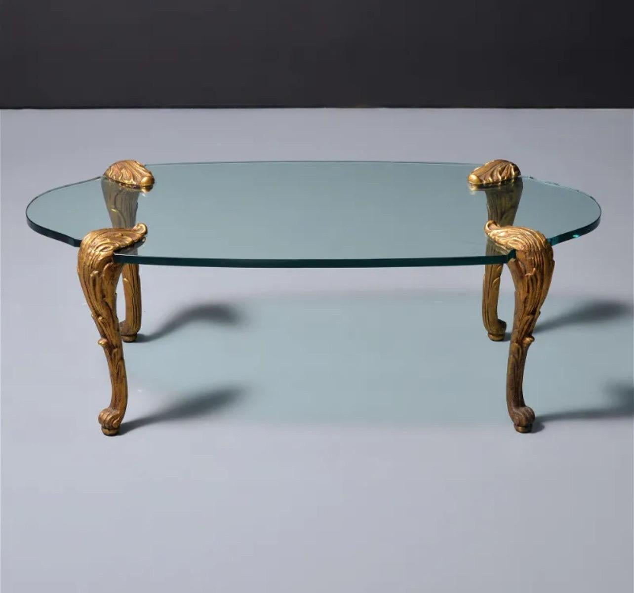Eine wunderbare Louis XV Stil Blatt Kartusche Bronze mit Glas Kaffee / Cocktail-Tisch in der Art von P.E. Guerin, unmarkiert