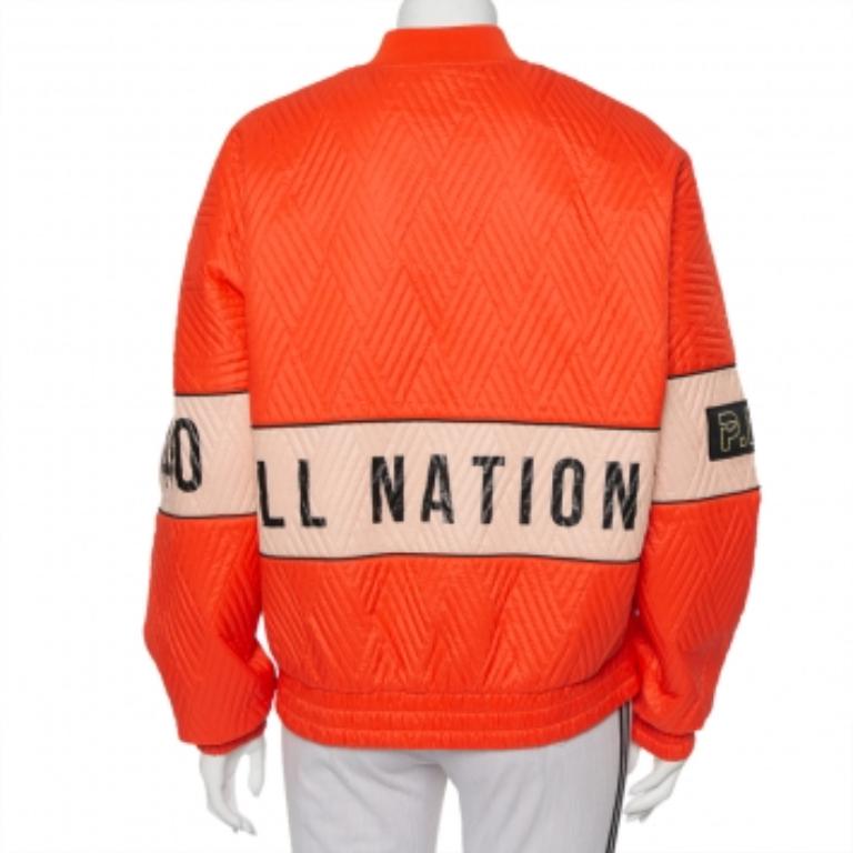 Questo bomber di P & A Nation, che riflette uno stile urbano e un abbigliamento disinvolto, è semplicemente perfetto! La creazione traforata arancione è caratterizzata da un motivo a rombi e strisce diagonali, una chiusura frontale con zip e