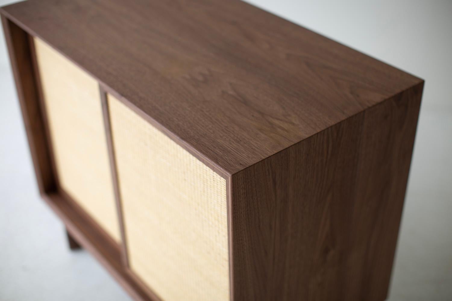 Moderno Peabody Cane Front Credenza, Credenza moderna in noce, canna frontale, noce, CraftAs in vendita