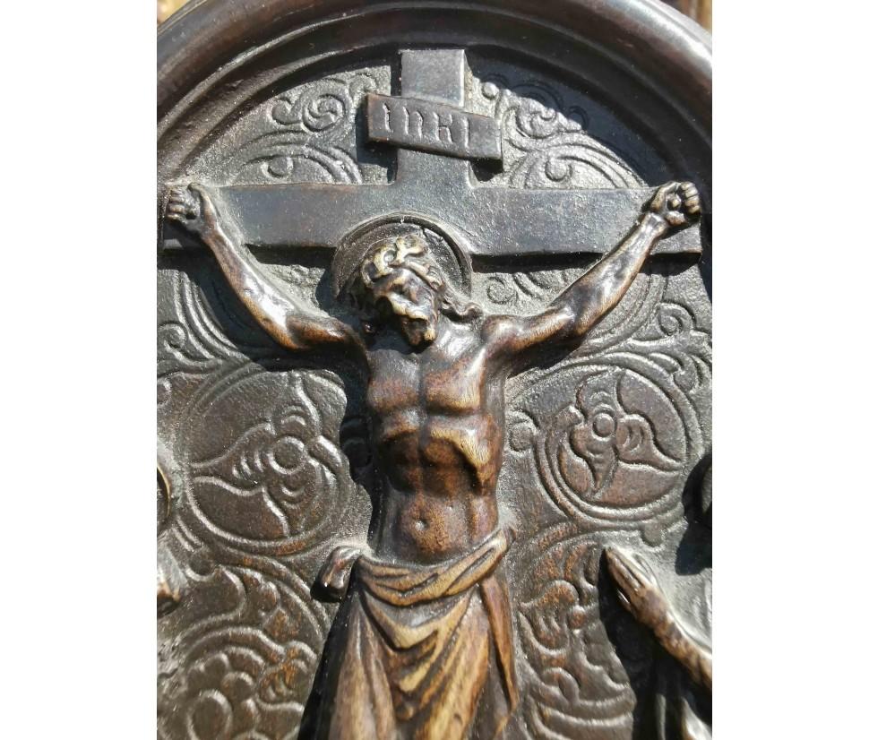 Peace Depicting the Crucifixion in Dark Patina Bronze 18th Century For Sale 4