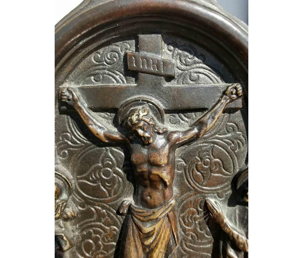 18ème siècle. Paix représentant la Crucifixion

Bronze patiné foncé, 21 x 14,5 cm

Le bronze examiné est une paix antique (en latin osculum pacis ou table pacis), objet de la liturgie chrétienne. Il s'agit d'une tablette décorée sur le devant