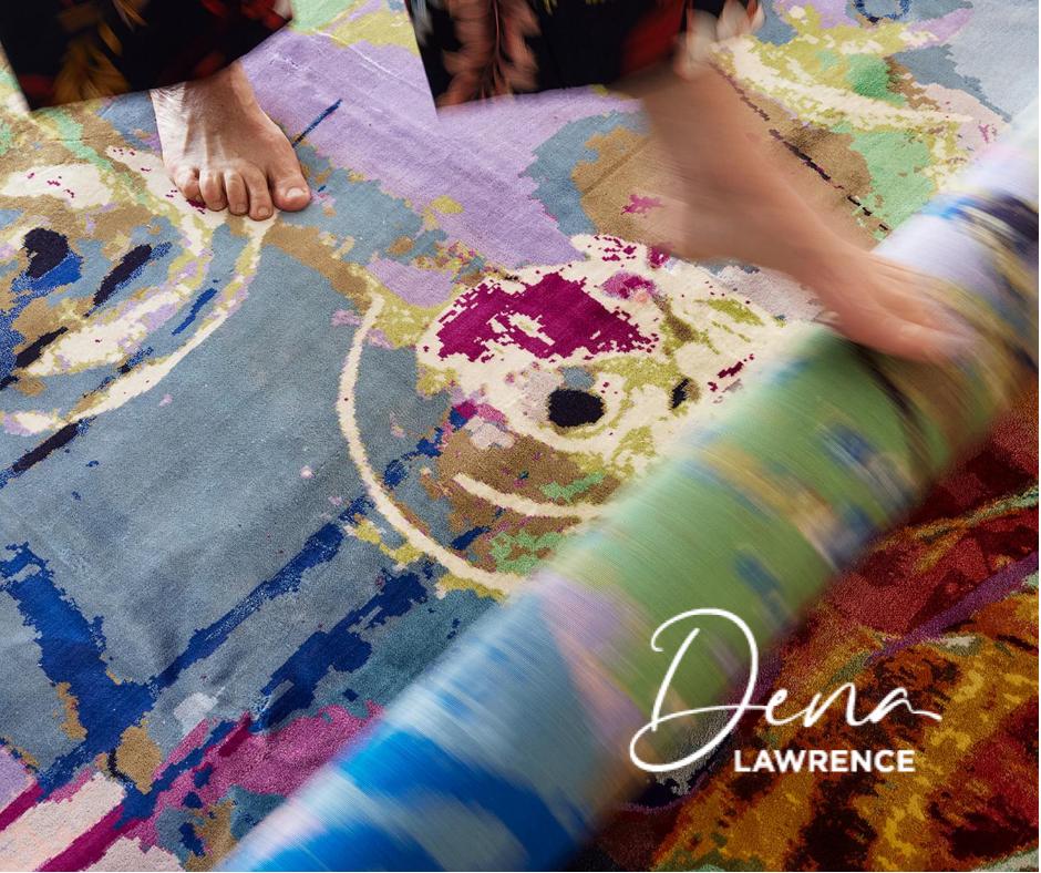 Indien La paix :  Tapis bleu tissé à la main par Dena Lawrence, tissé au Cachemire  en vente