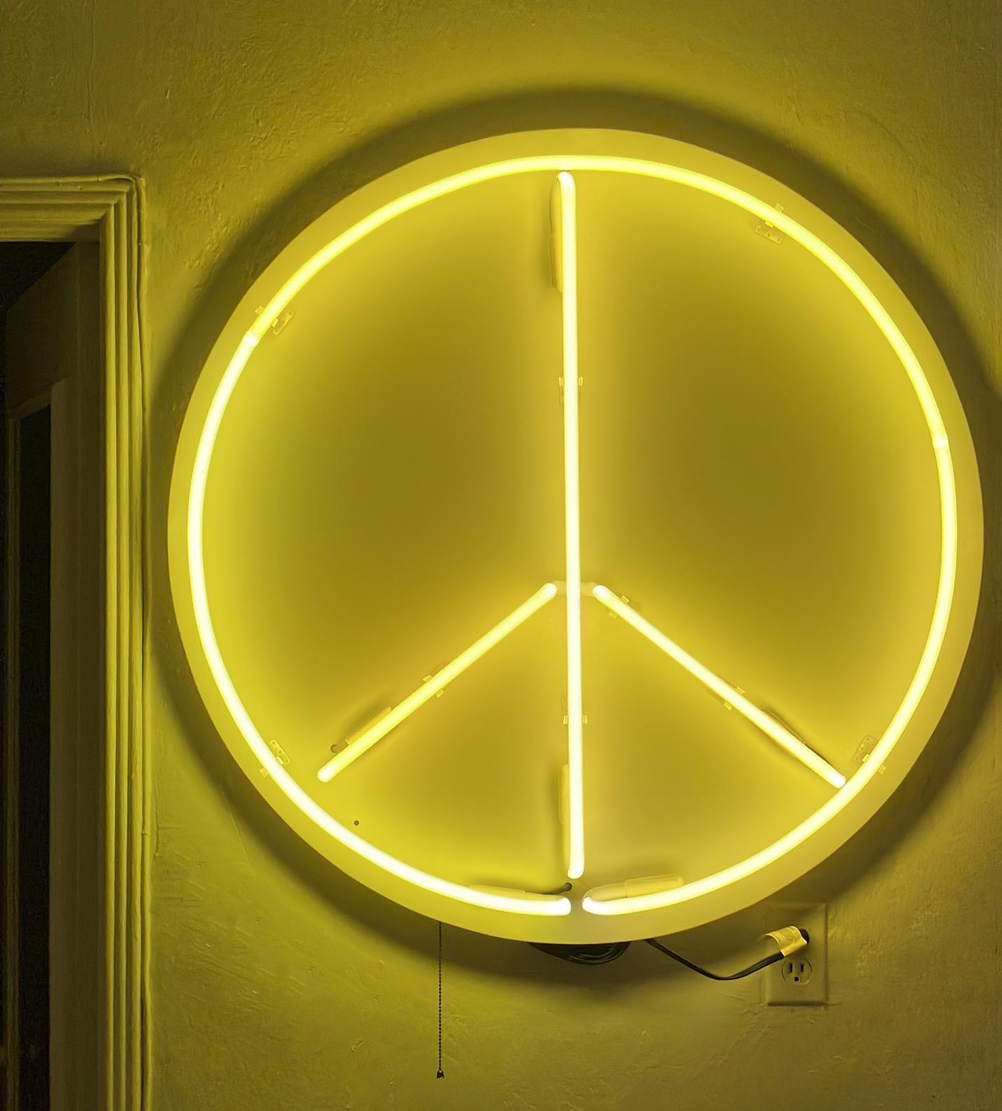  PEACE-Zeichen. Wand-Neon-Skulptur (amerikanisch) im Angebot