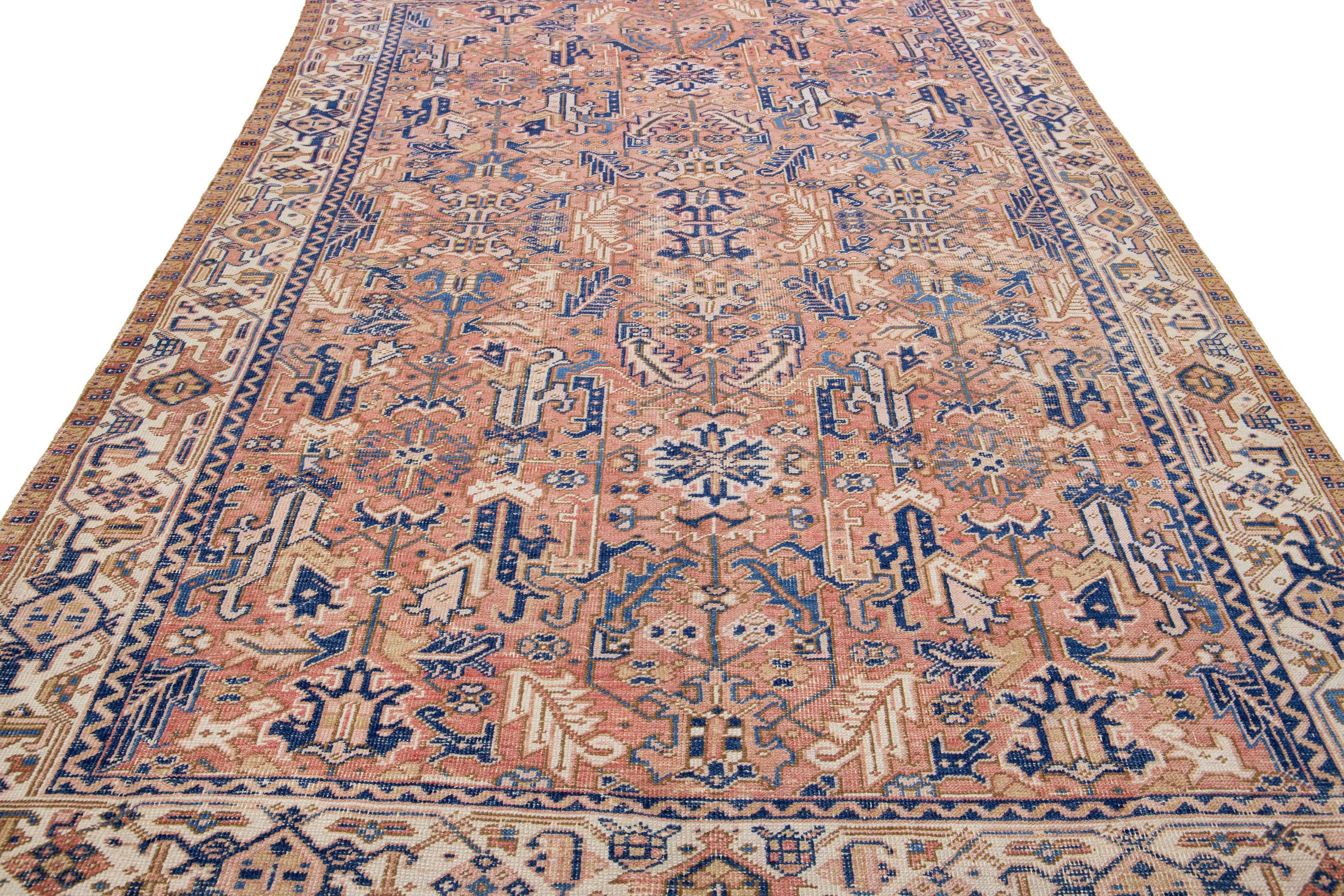 Antiker persischer Heriz-Wollteppich mit Allover-Muster in Pfirsich (Heriz Serapi) im Angebot