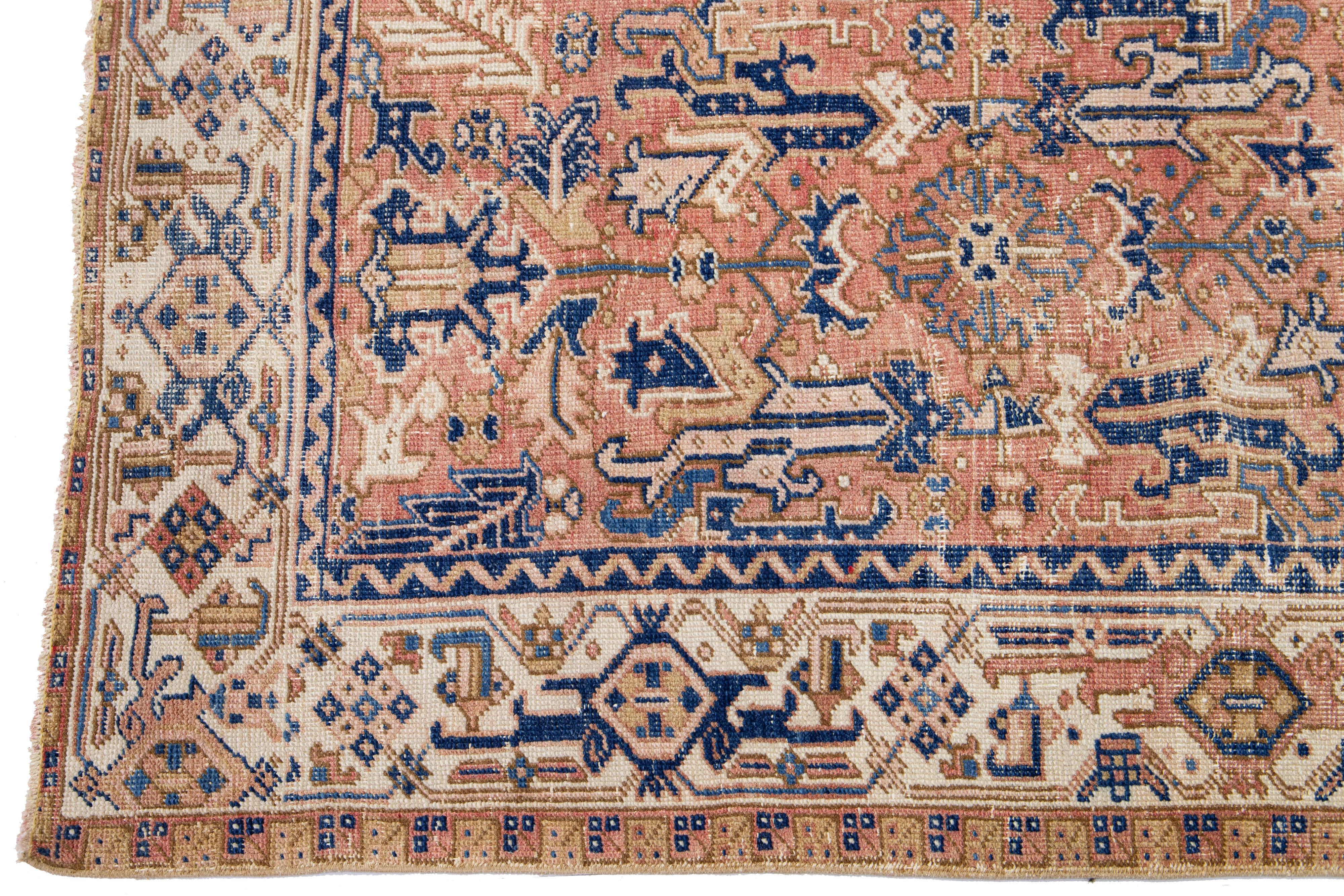 Antiker persischer Heriz-Wollteppich mit Allover-Muster in Pfirsich (Persisch) im Angebot