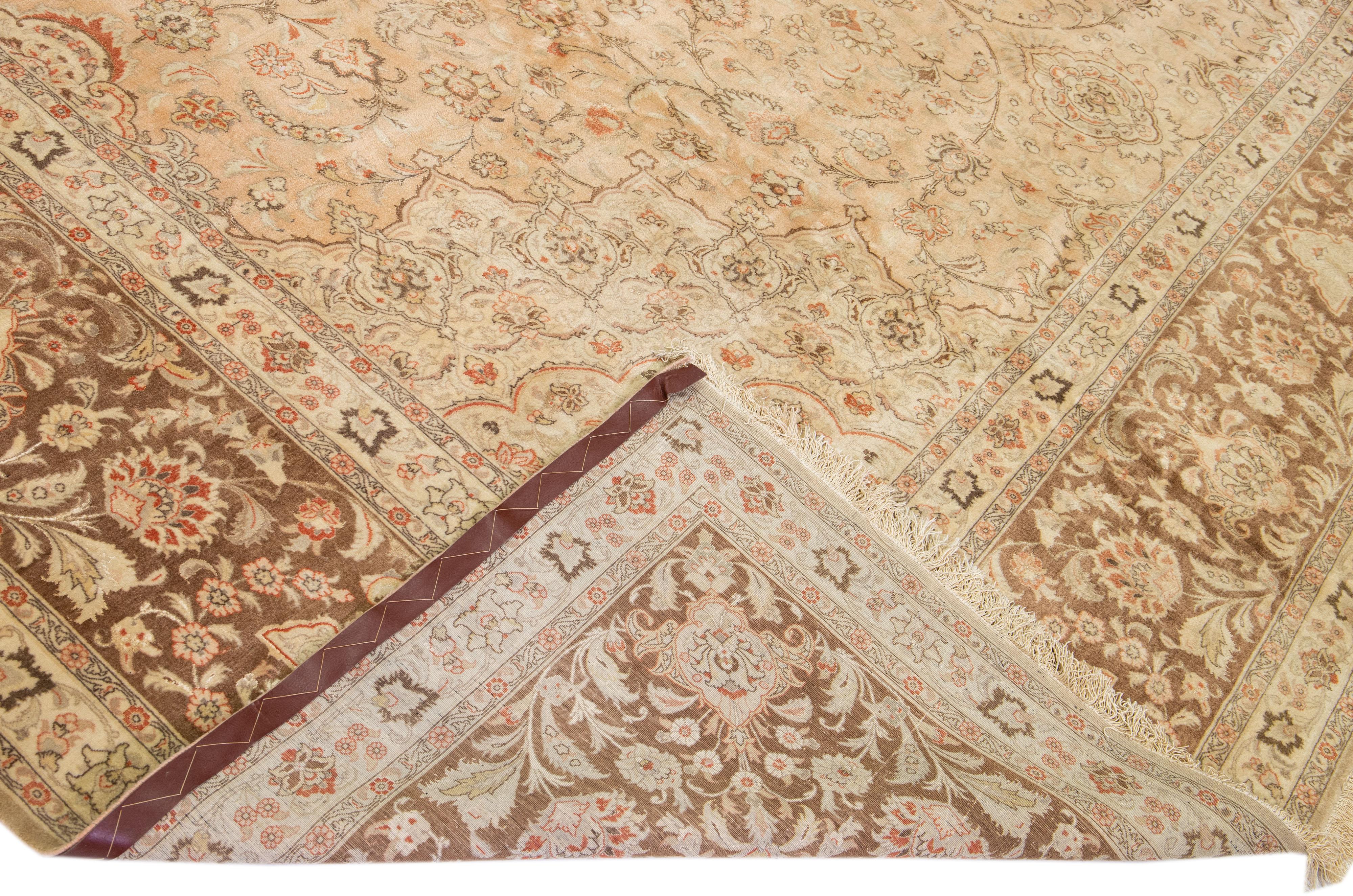 Ein schöner handgeknüpfter Wollteppich in Antik-Optik mit pfirsichfarbenem Feld. Dieser Teppich hat einen braunen Rahmen mit rostfarbenen und grauen Akzenten in einem geometrischen, floralen Allover-Muster.

Dieser Teppich misst 12'10
