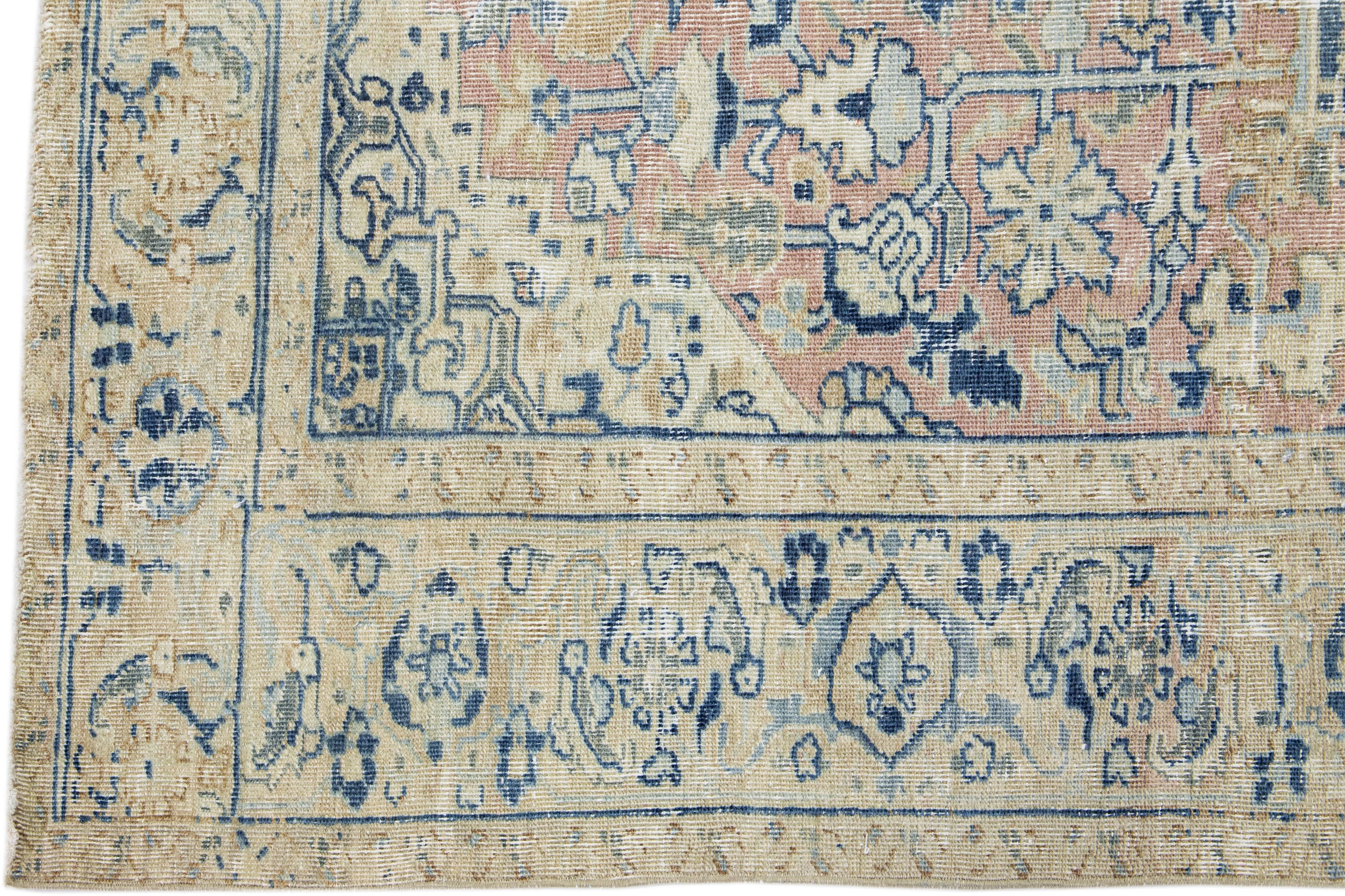 Handgefertigter antiker persischer Heriz-Wollteppich in Pfirsich und Beige mit Medaillon-Motiv (Handgeknüpft) im Angebot