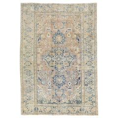 Handgefertigter antiker persischer Heriz-Wollteppich in Pfirsich und Beige mit Medaillon-Motiv